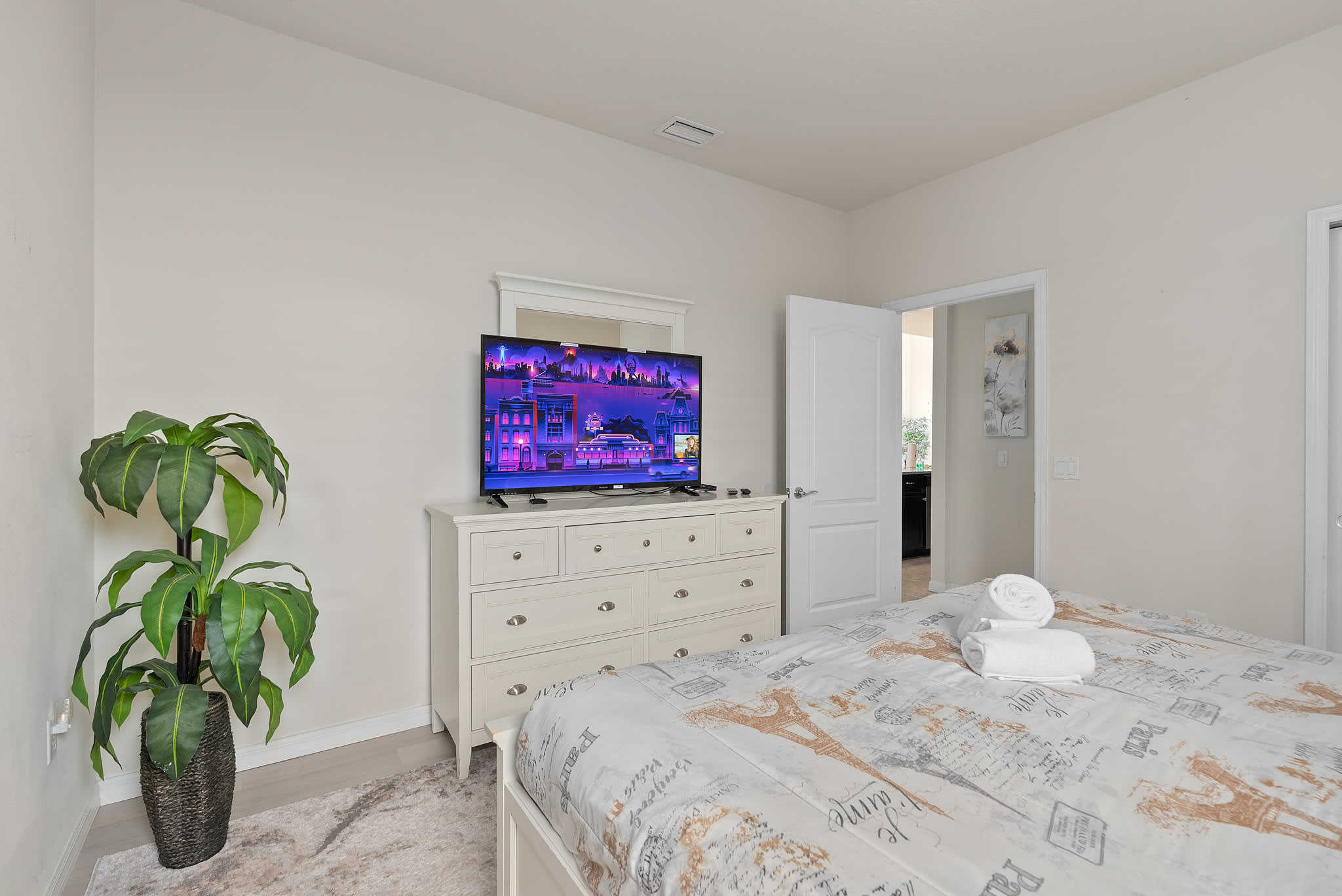 Large retreat w/ pvt pool & cinema