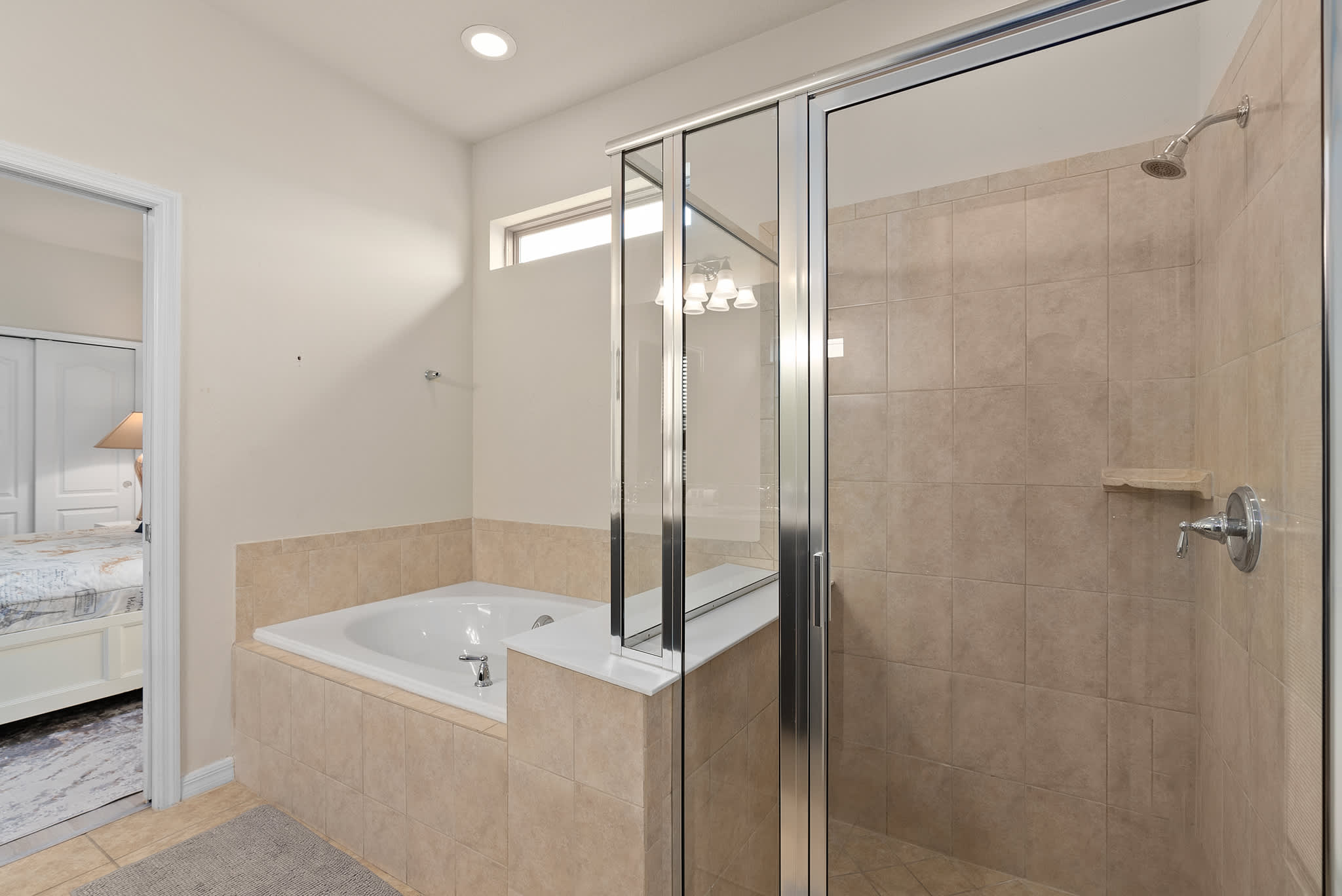 Large retreat w/ pvt pool & cinema