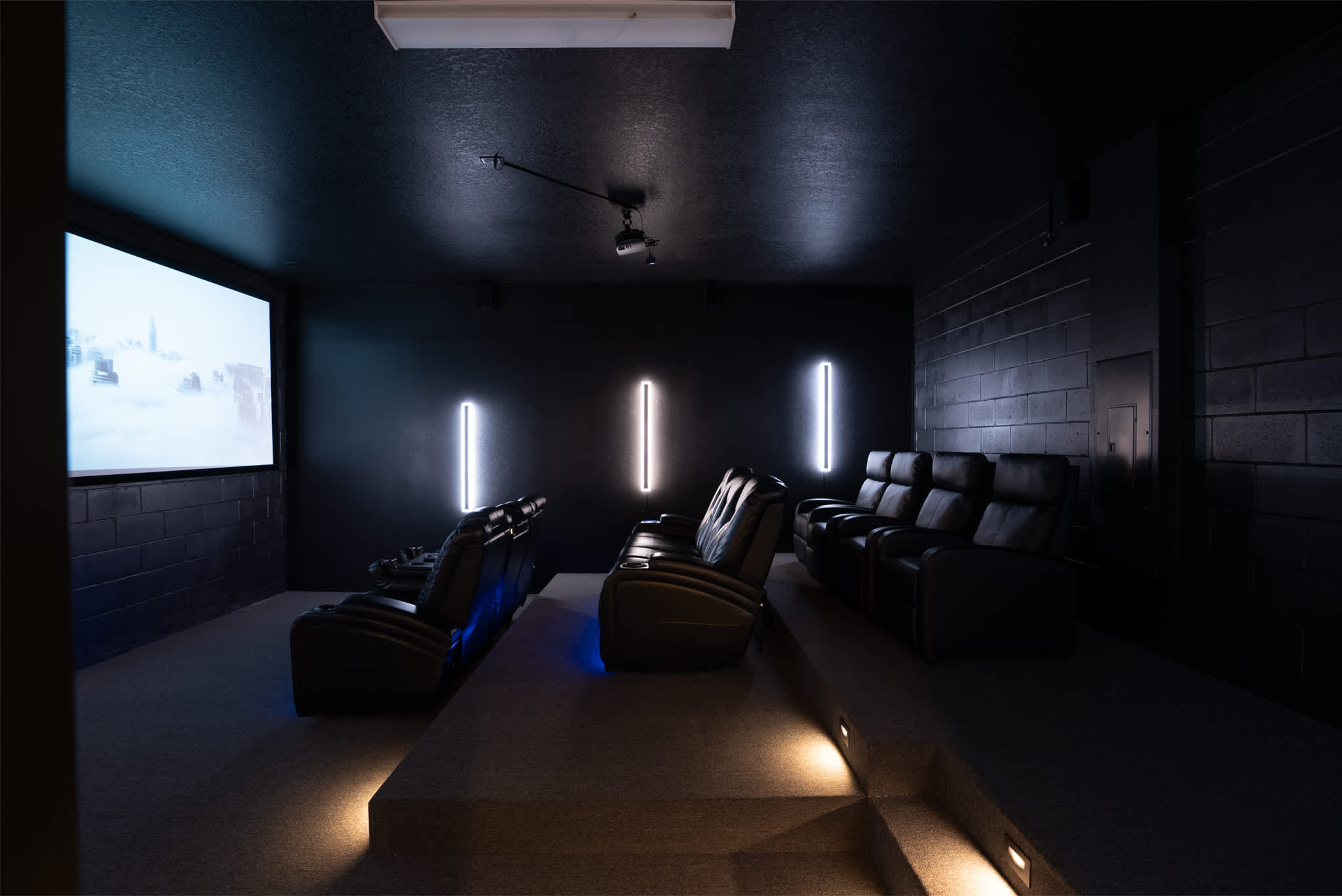 Large retreat w/ pvt pool & cinema