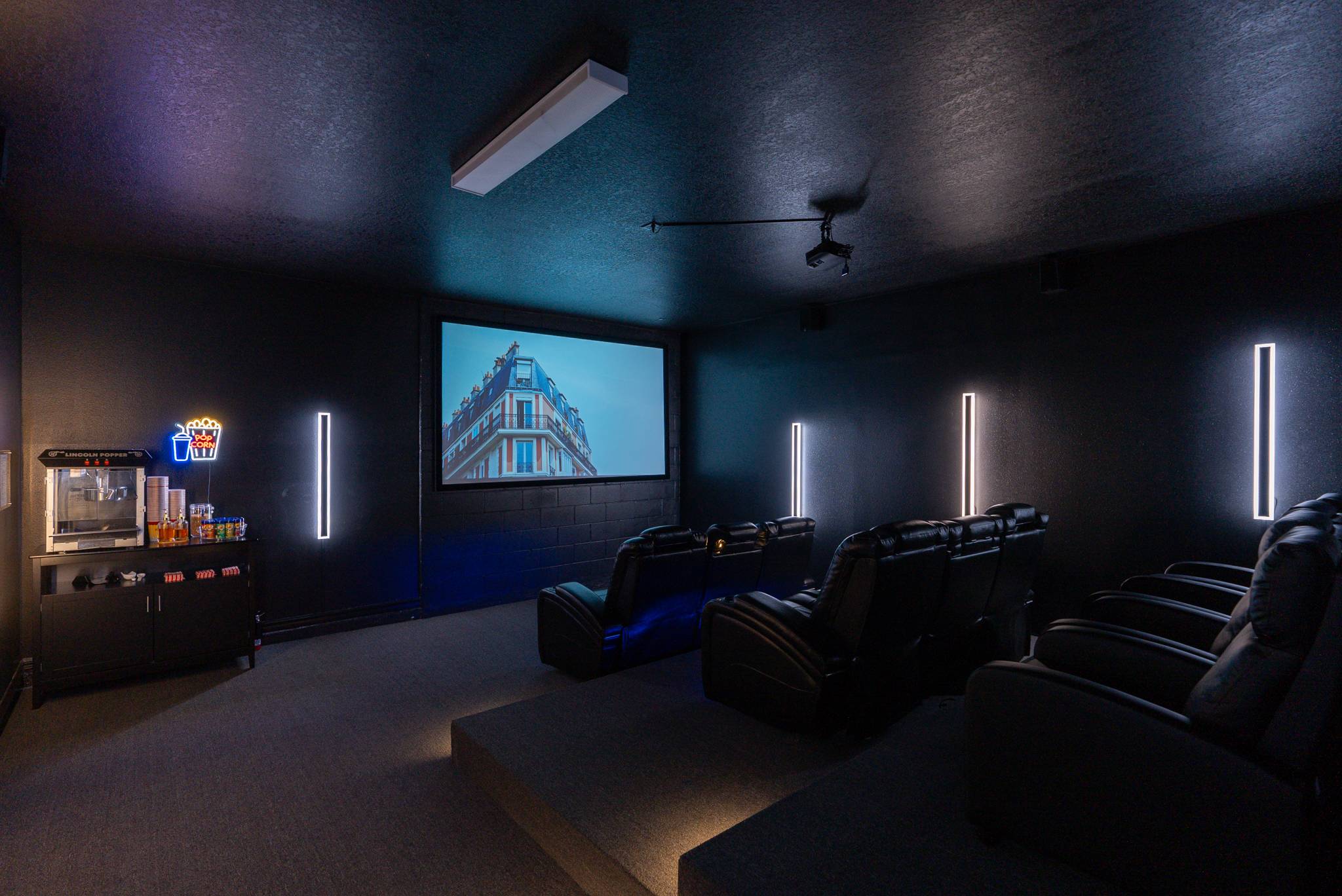 Large retreat w/ pvt pool & cinema