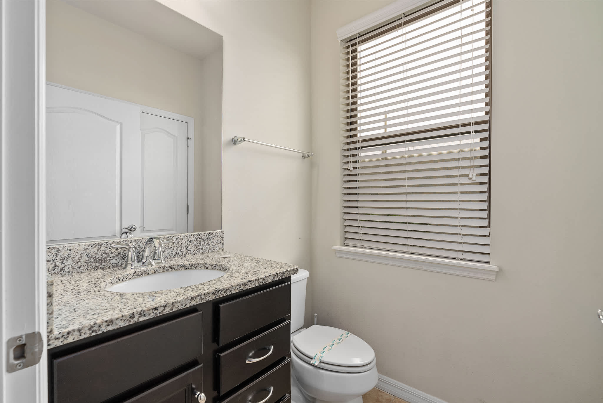 Large retreat w/ pvt pool & cinema