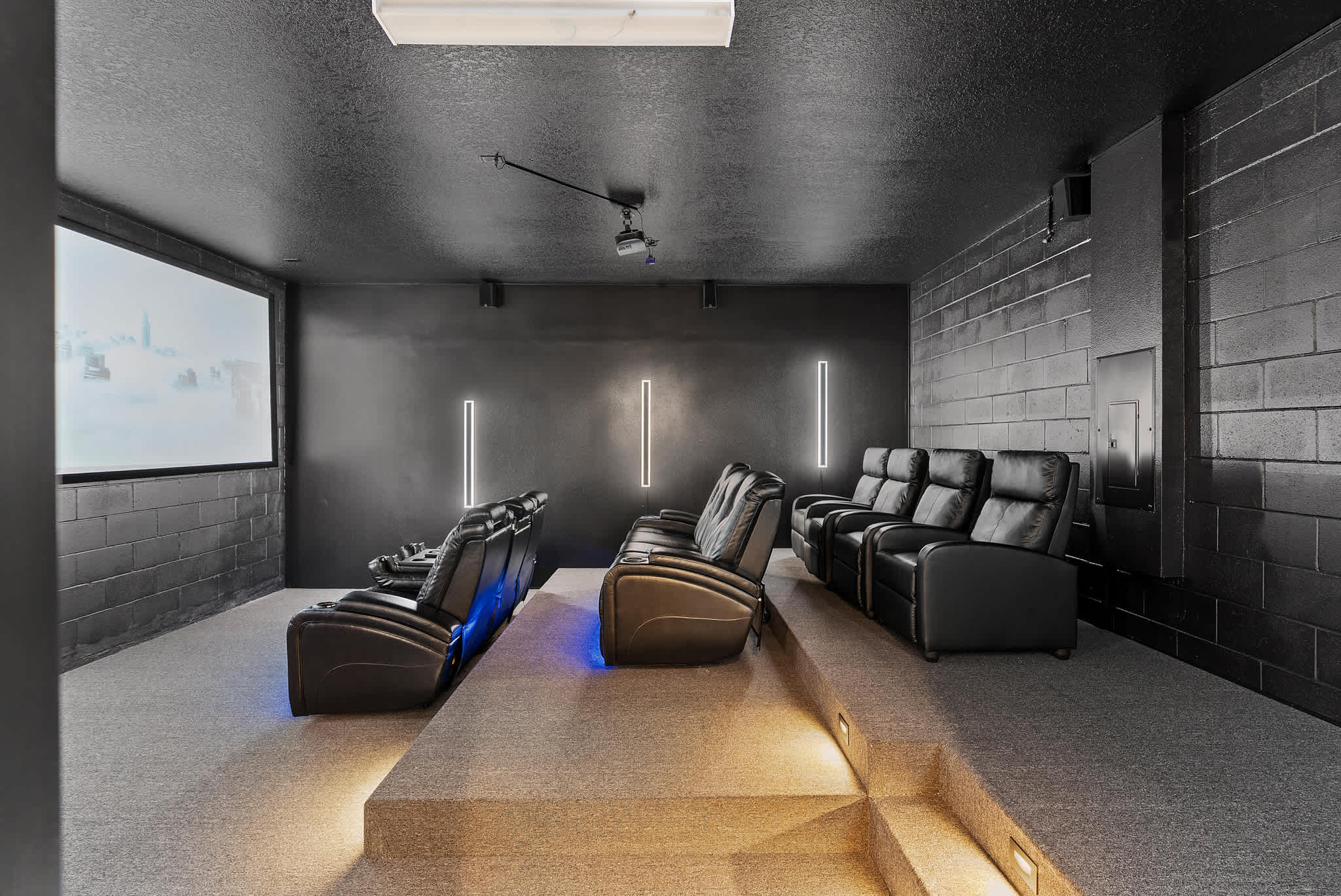 Large retreat w/ pvt pool & cinema