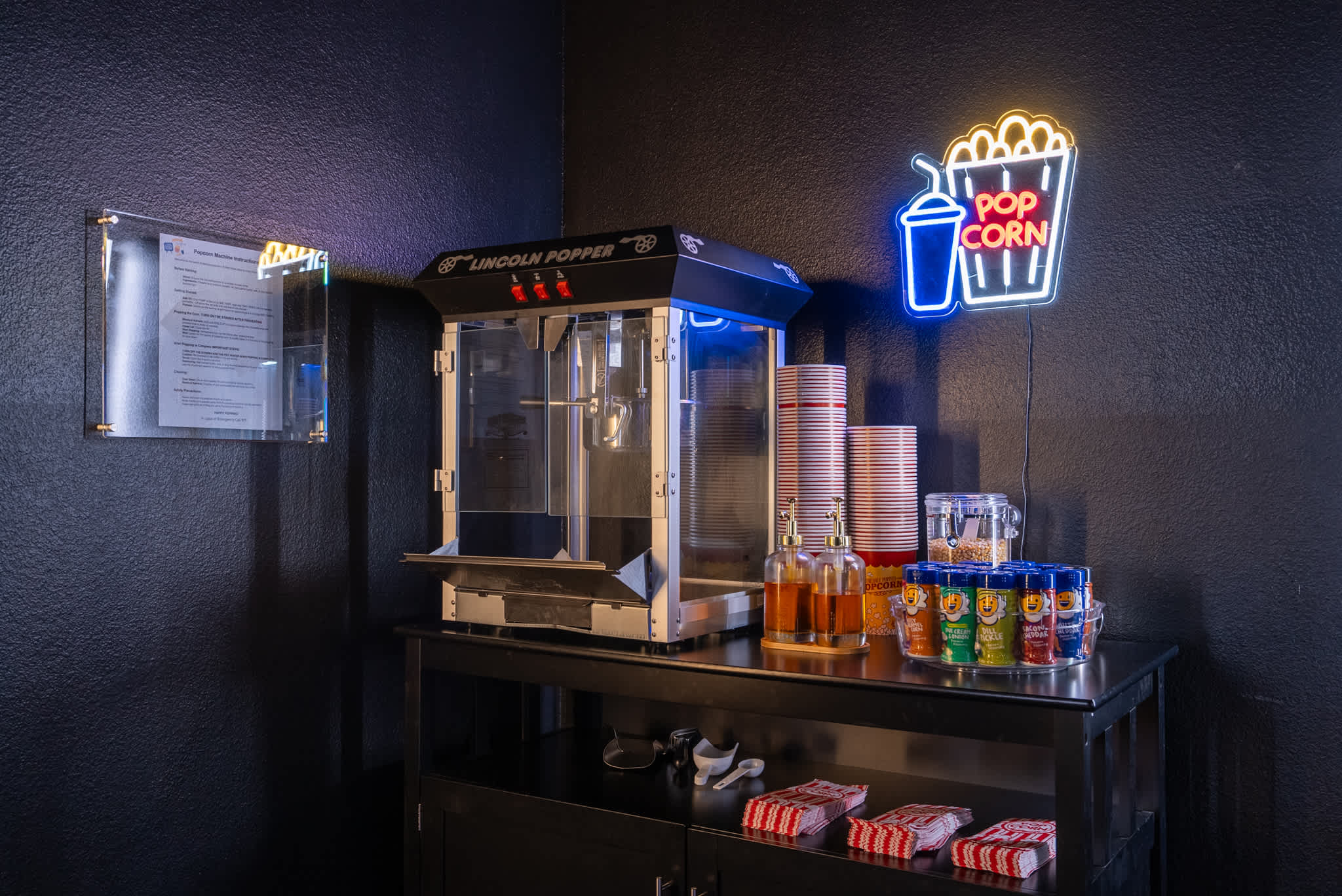 Large retreat w/ pvt pool & cinema