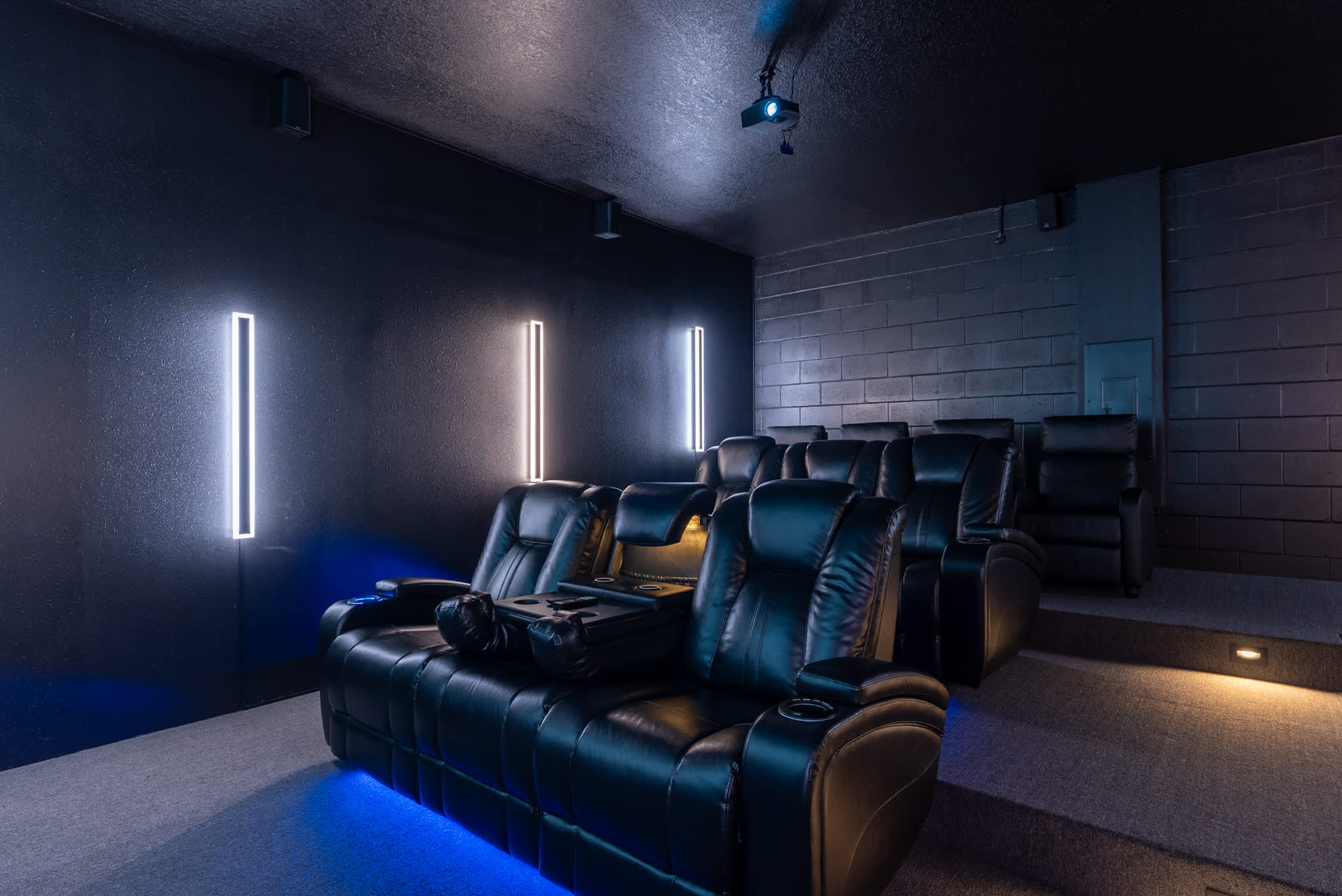 Large retreat w/ pvt pool & cinema