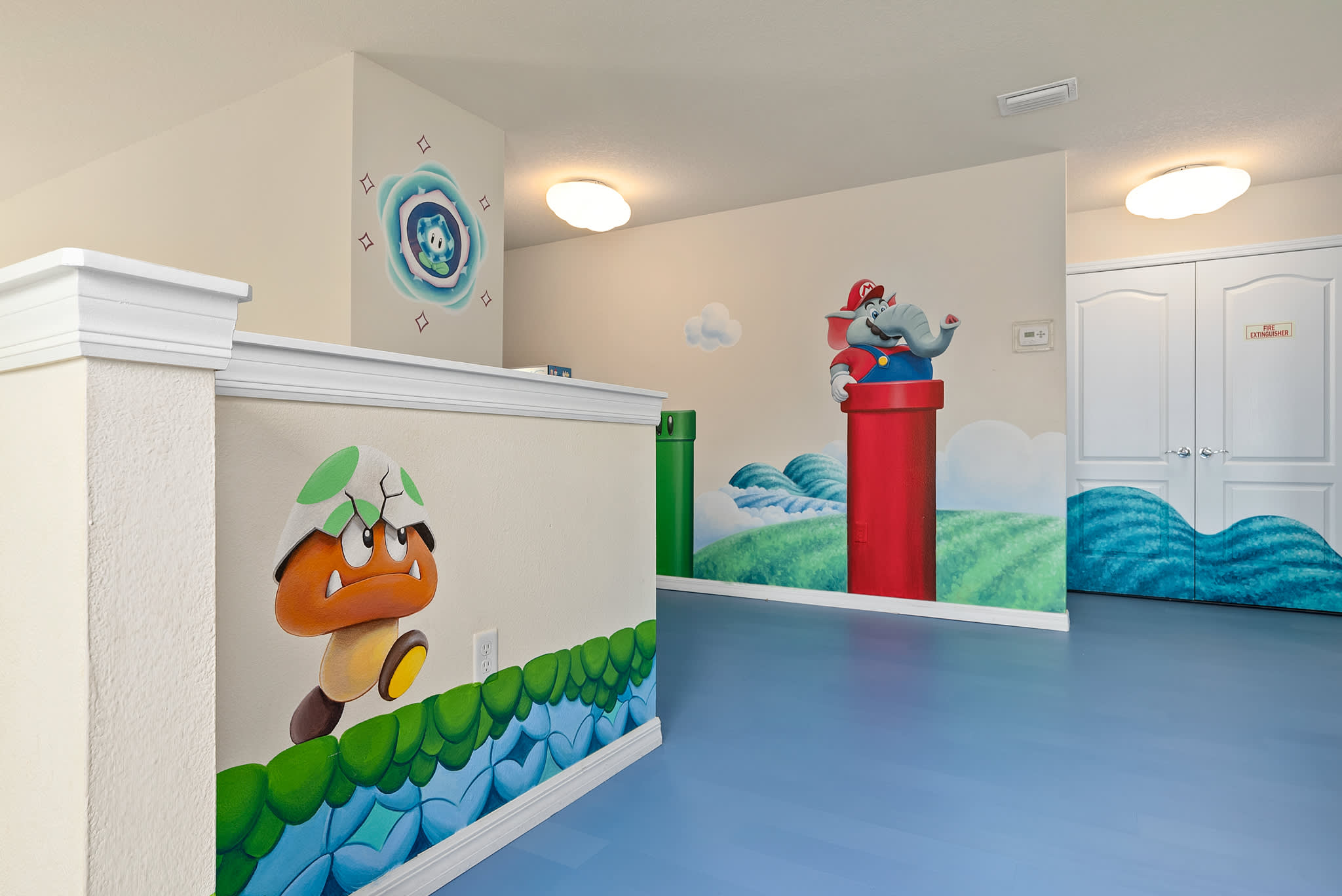 Large retreat w/ pvt pool & cinema