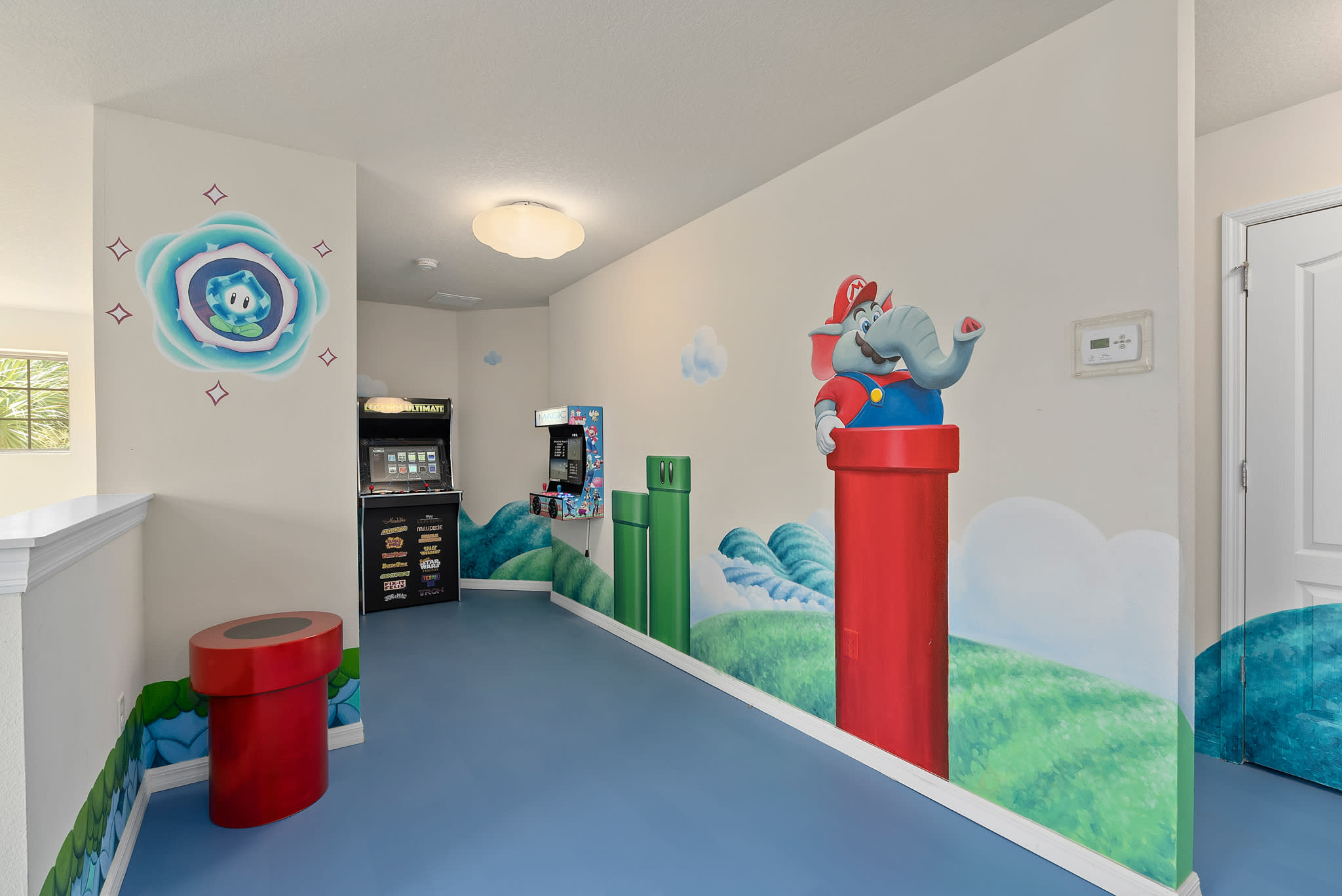 Large retreat w/ pvt pool & cinema