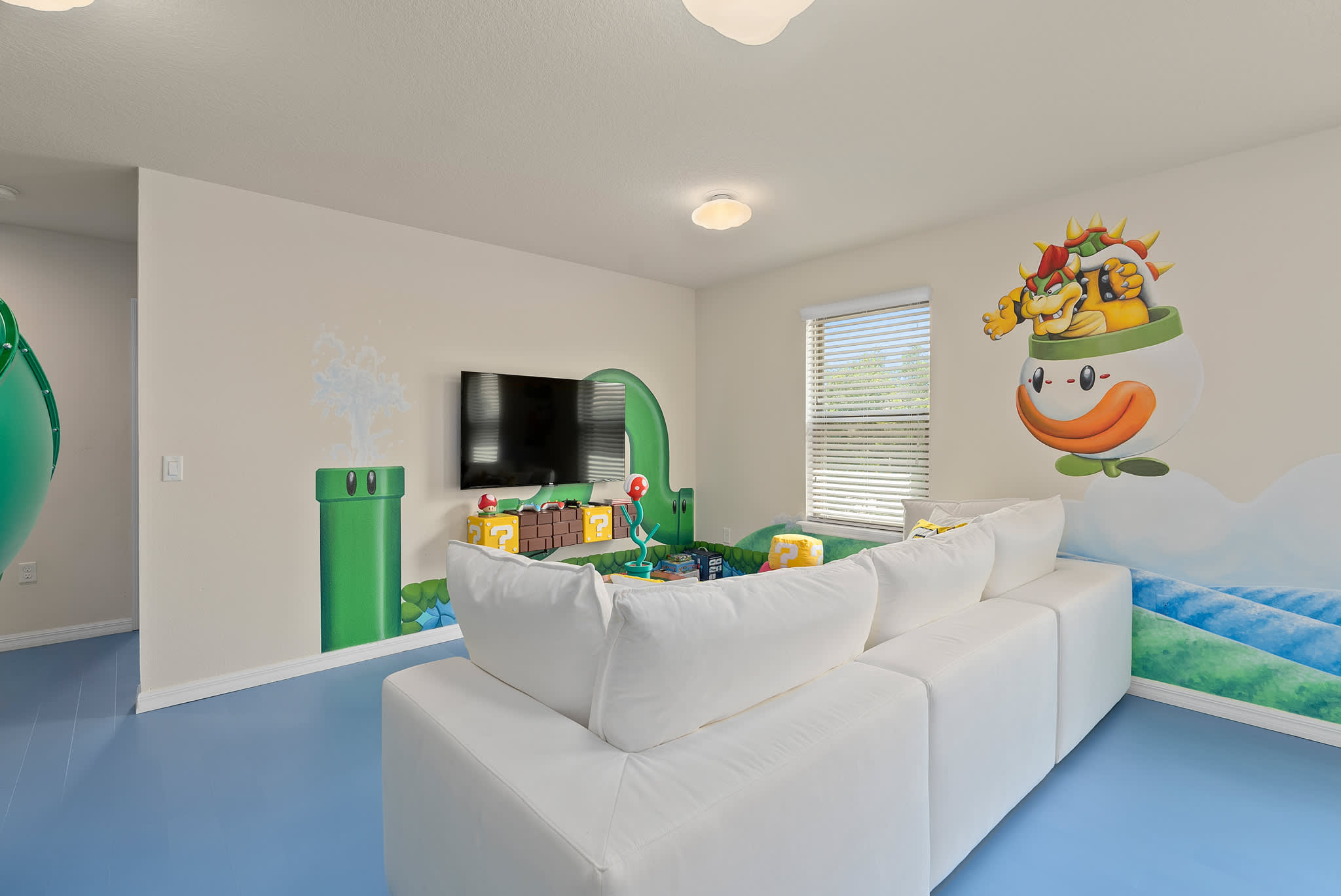 Large retreat w/ pvt pool & cinema