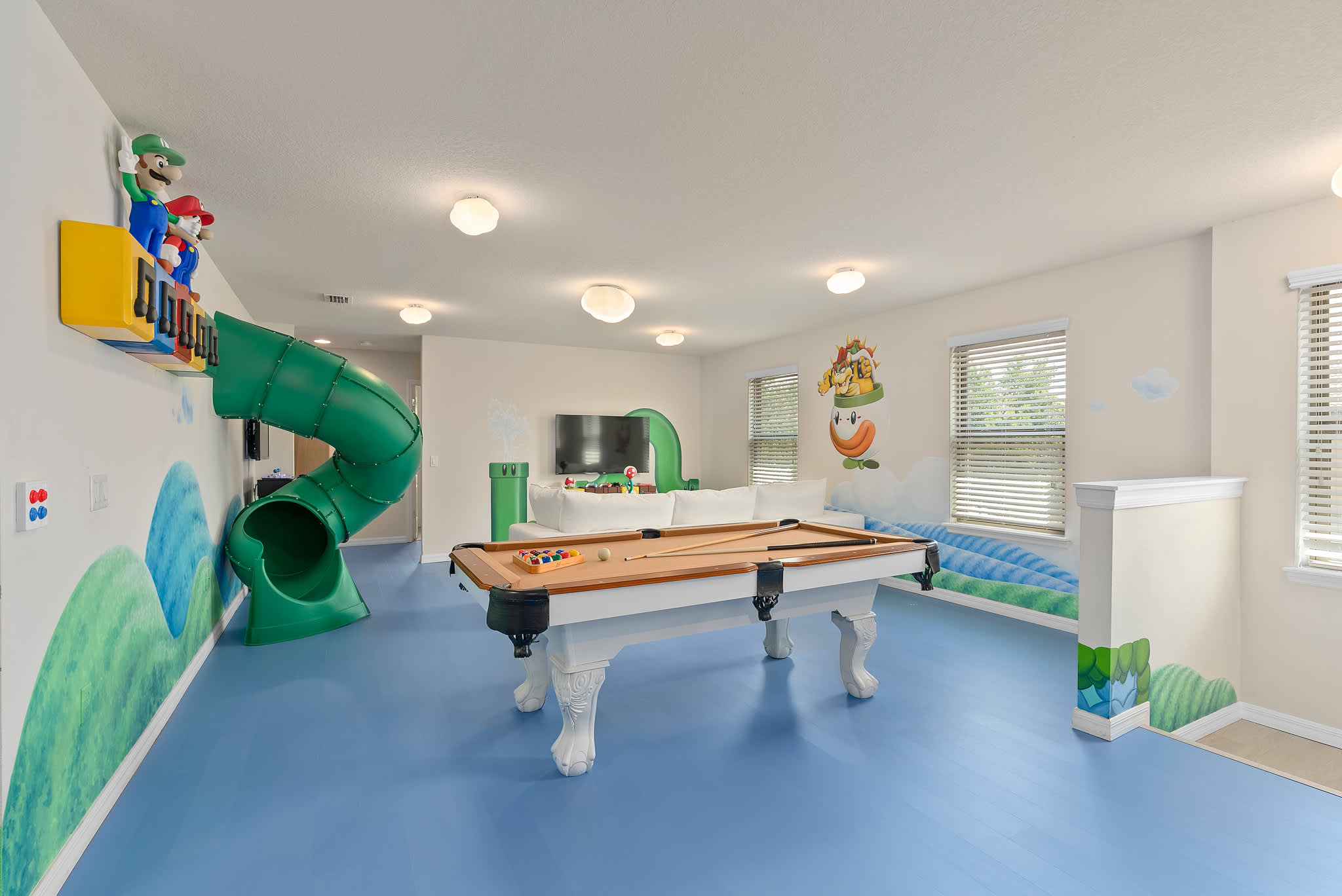 Large retreat w/ pvt pool & cinema