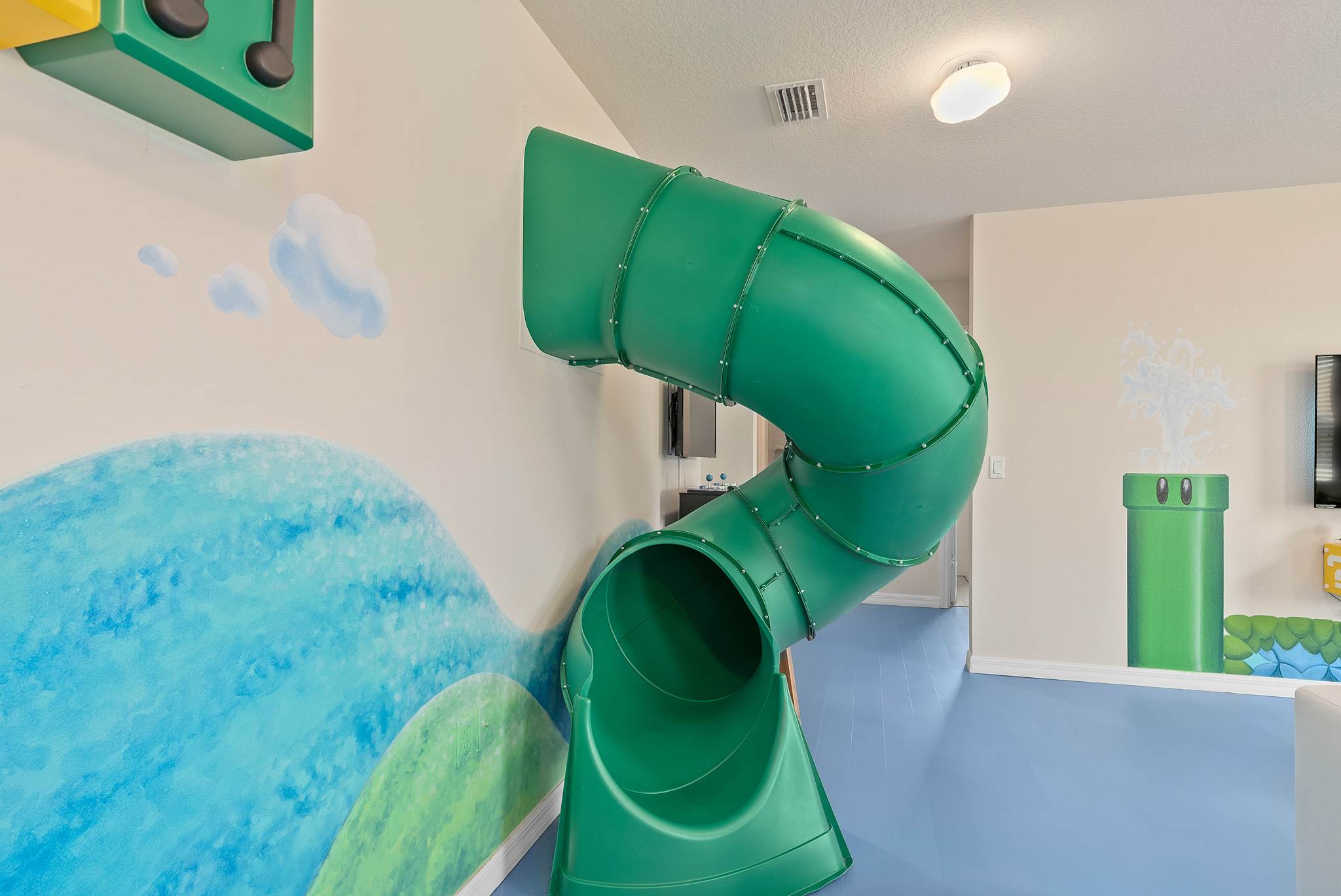 Large retreat w/ pvt pool & cinema