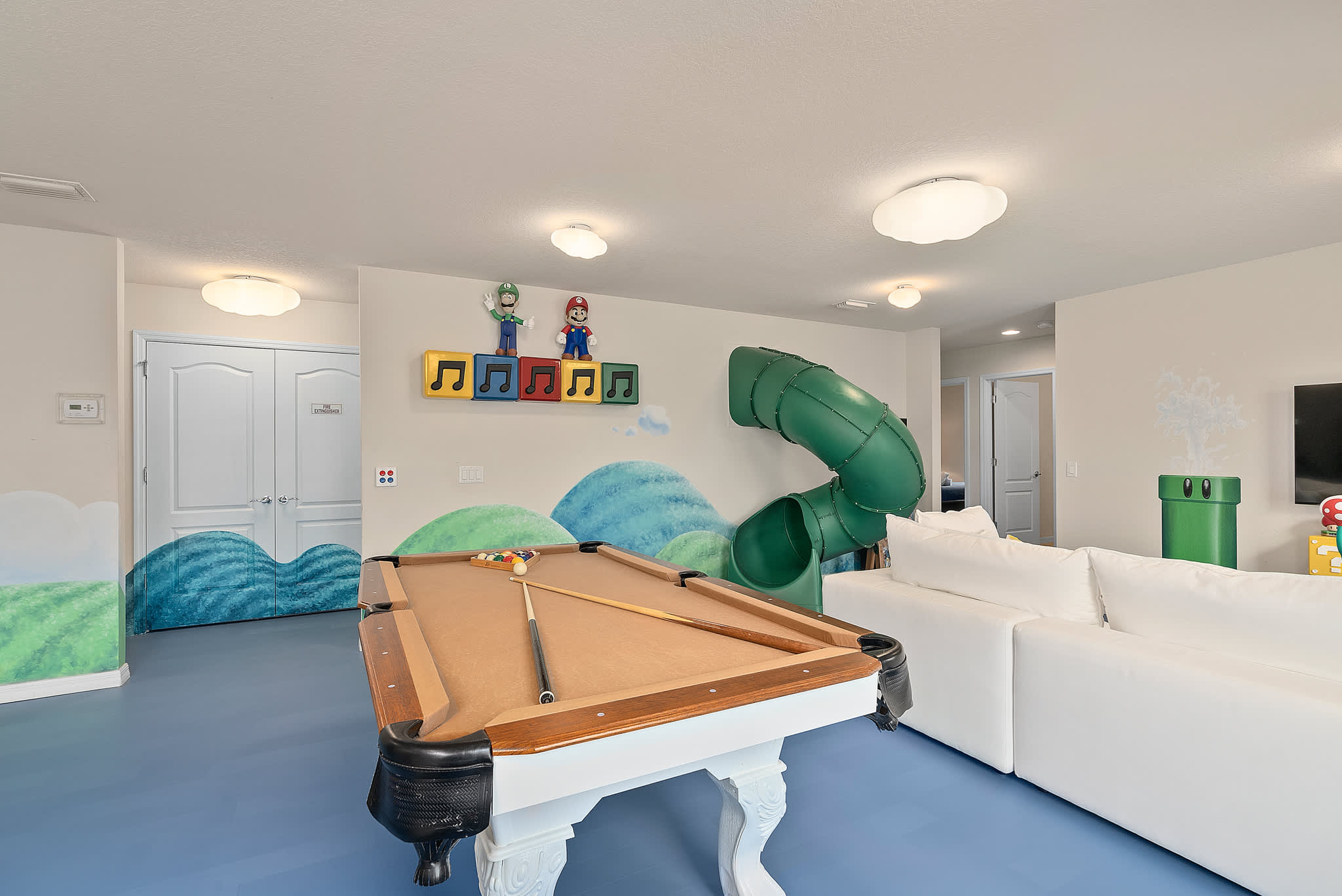 Large retreat w/ pvt pool & cinema