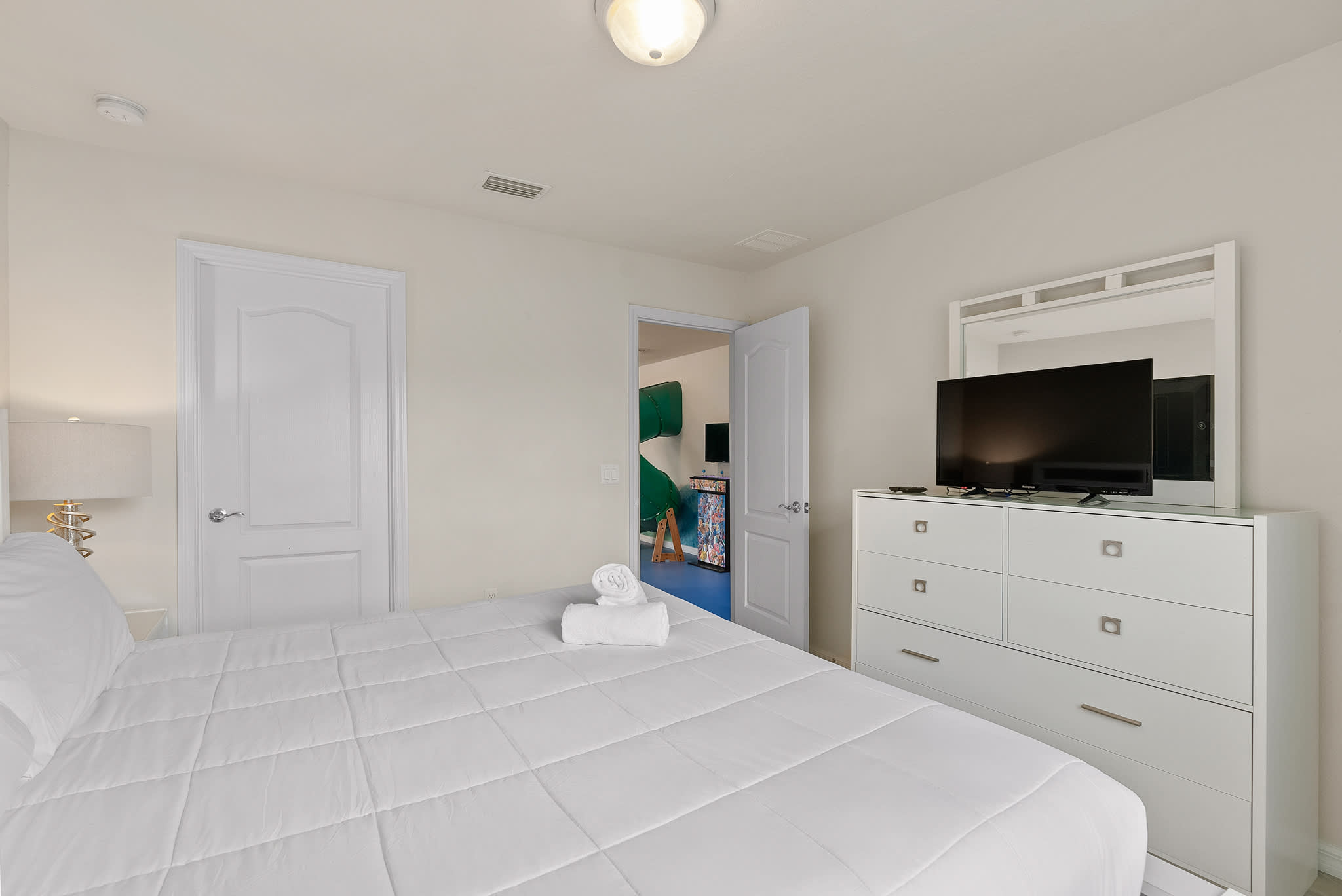 Large retreat w/ pvt pool & cinema