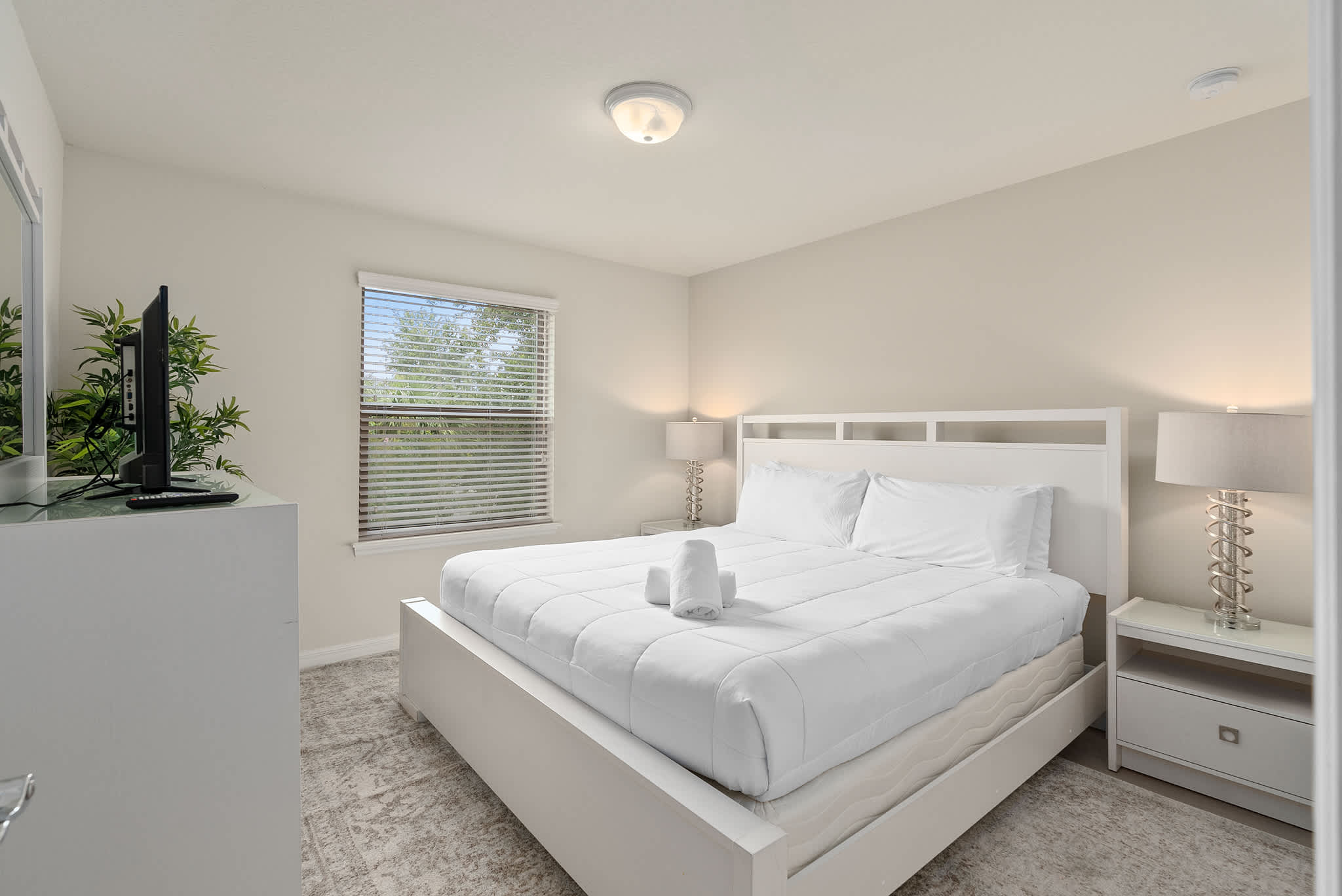 Large retreat w/ pvt pool & cinema