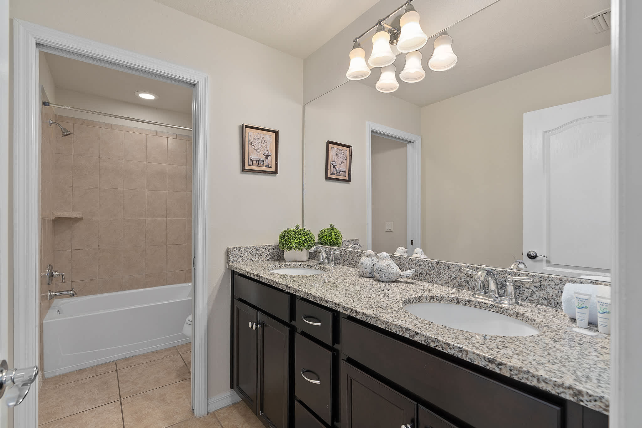 Large retreat w/ pvt pool & cinema