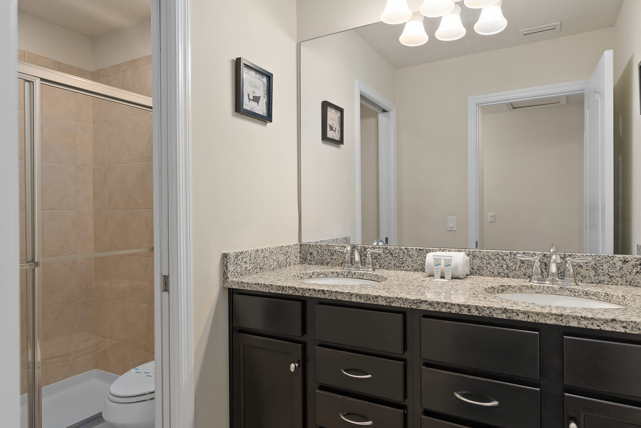 Large retreat w/ pvt pool & cinema