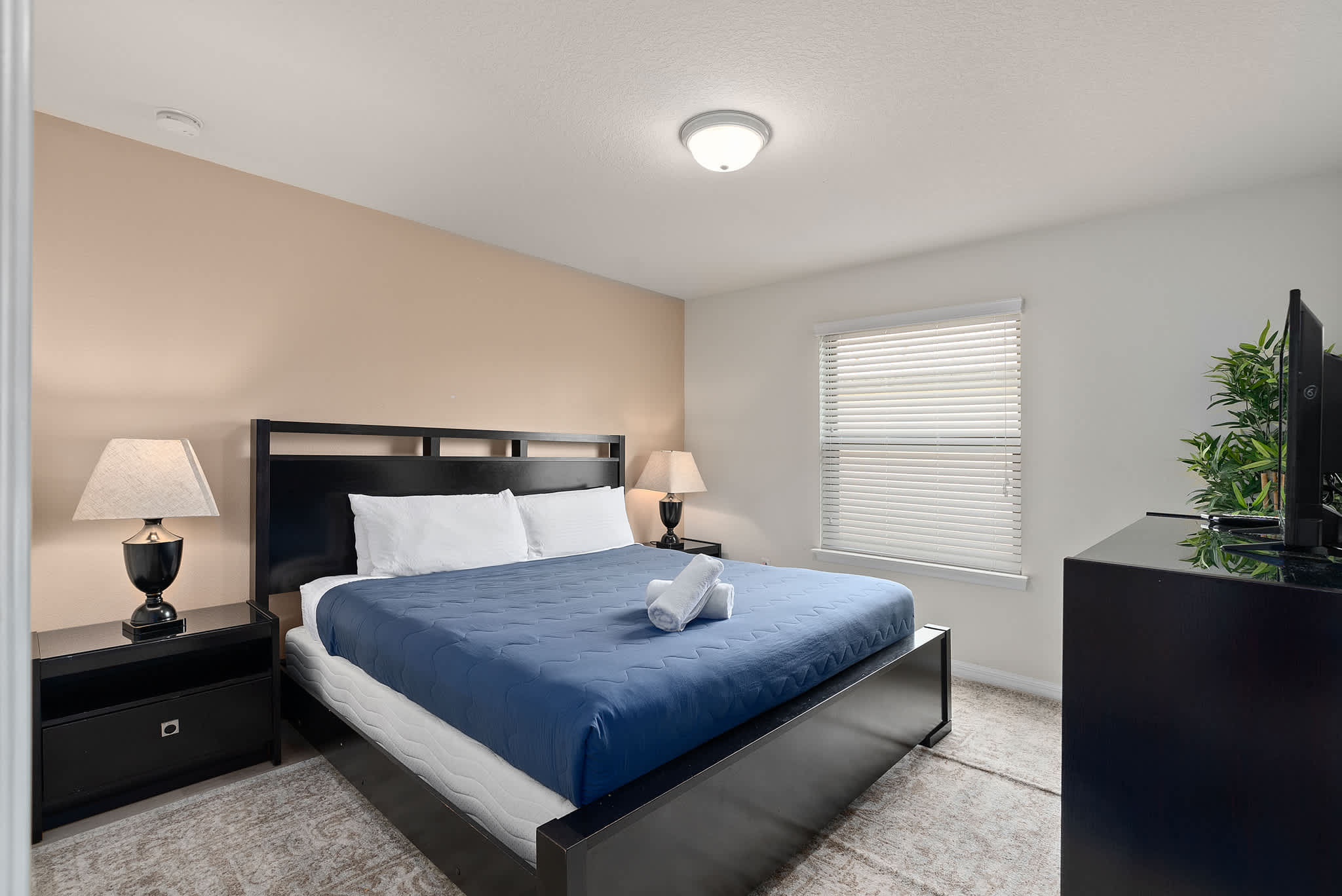 Large retreat w/ pvt pool & cinema