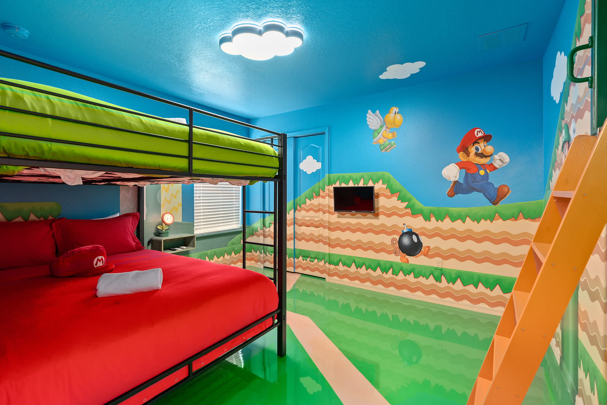 Large retreat w/ pvt pool & cinema