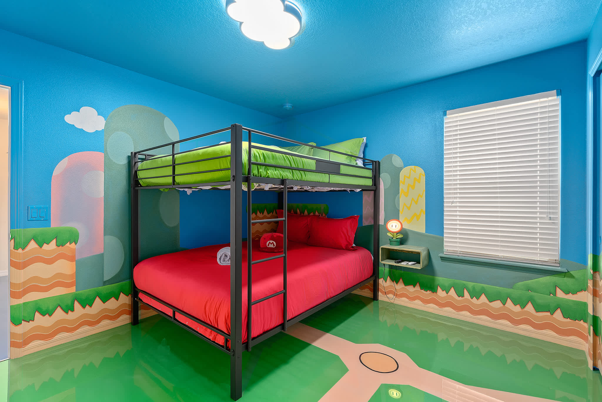 Large retreat w/ pvt pool & cinema