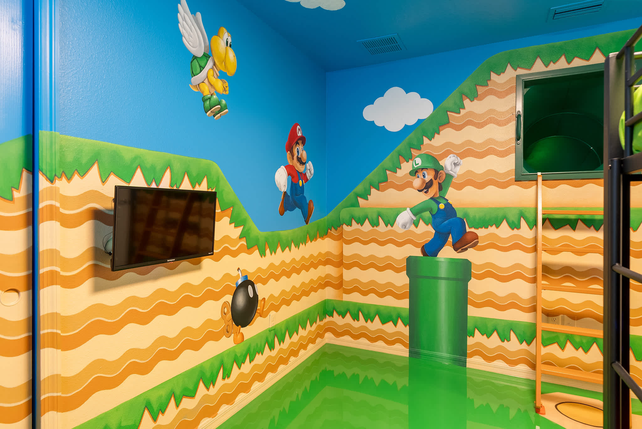 Large retreat w/ pvt pool & cinema