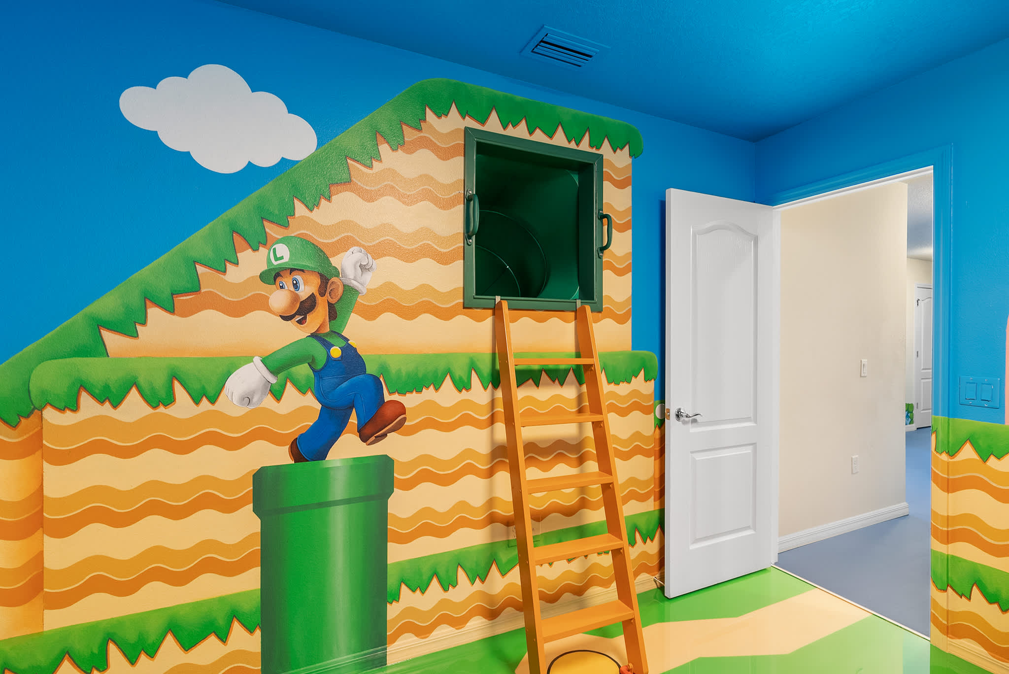 Large retreat w/ pvt pool & cinema