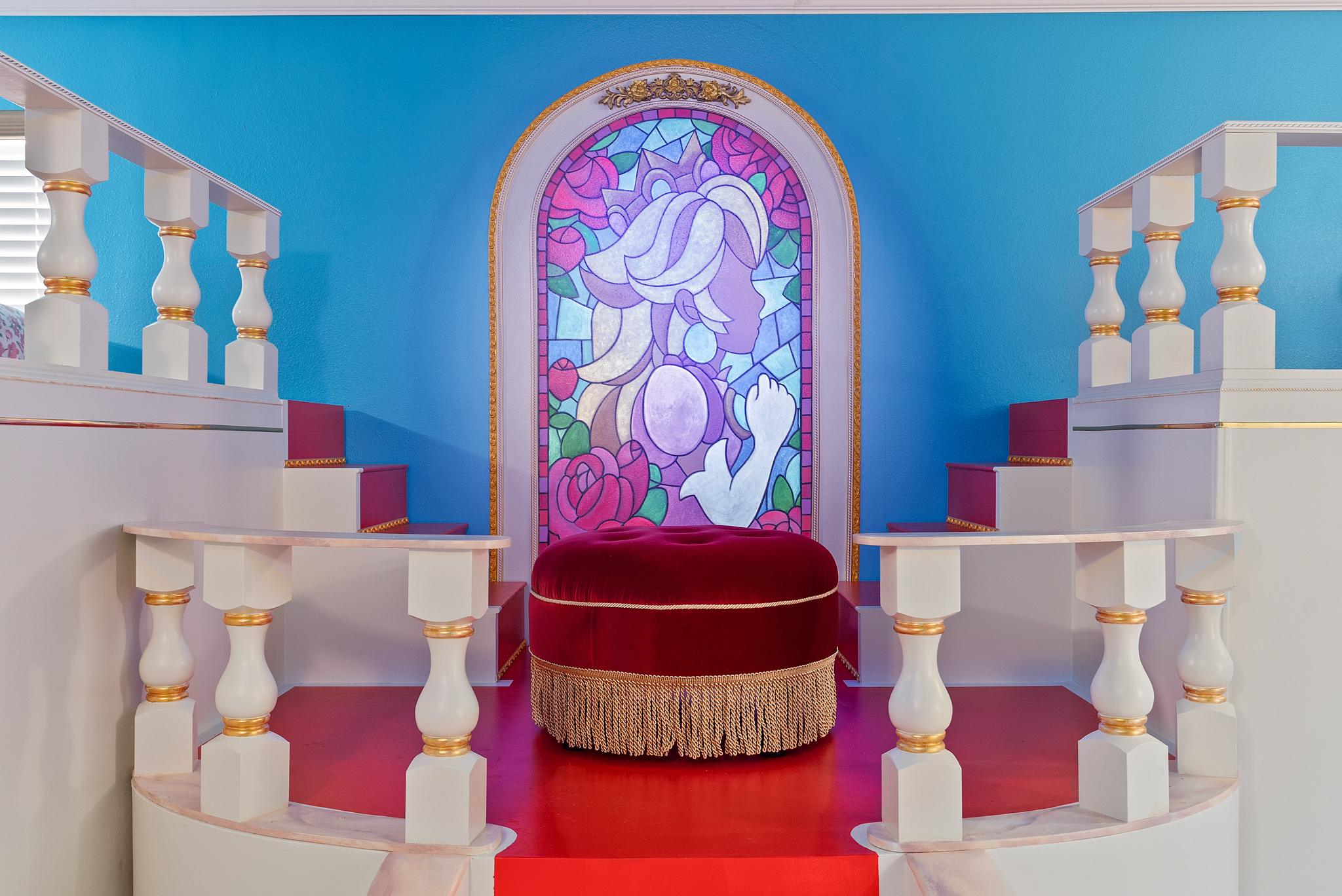 Large retreat w/ pvt pool & cinema