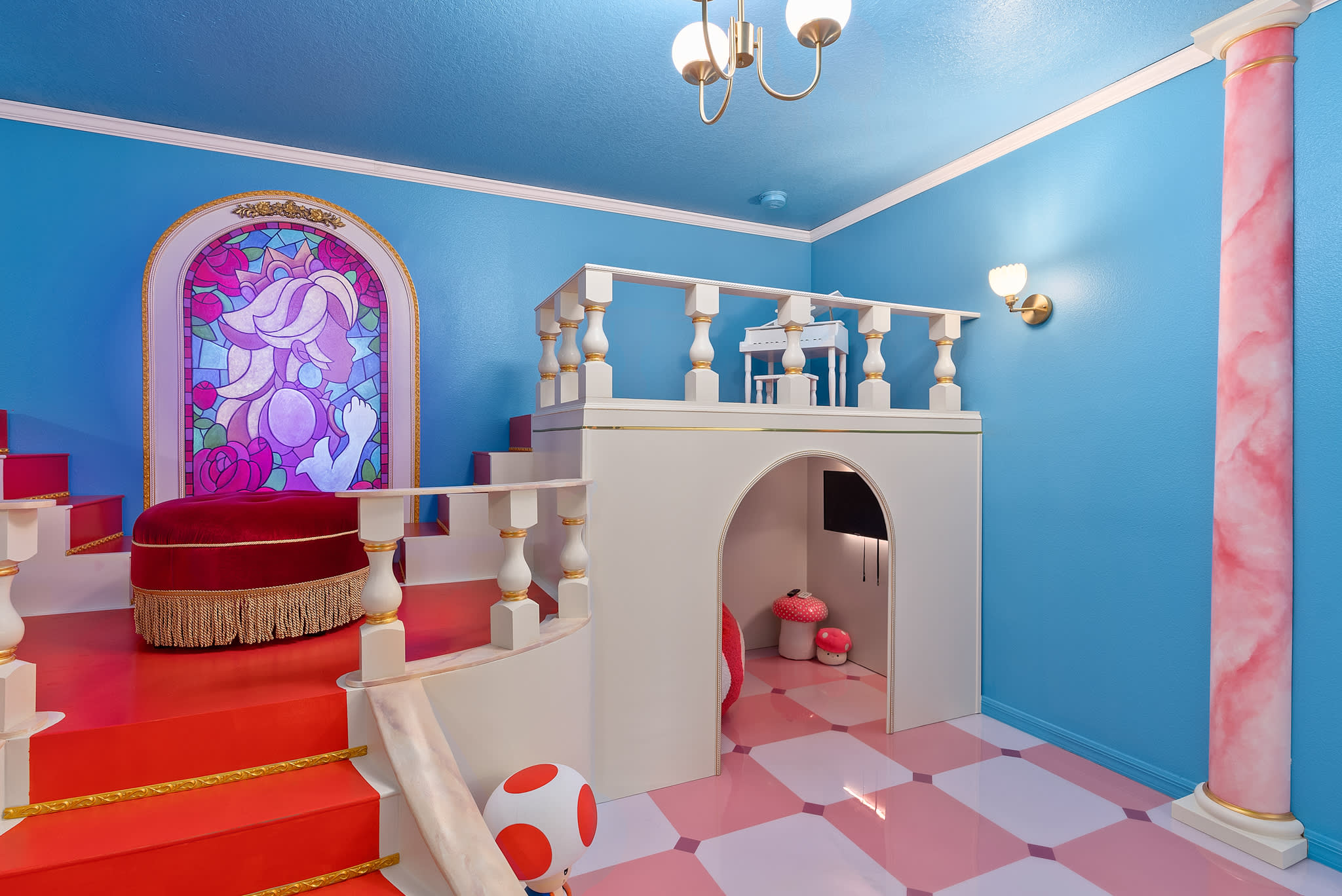 Large retreat w/ pvt pool & cinema