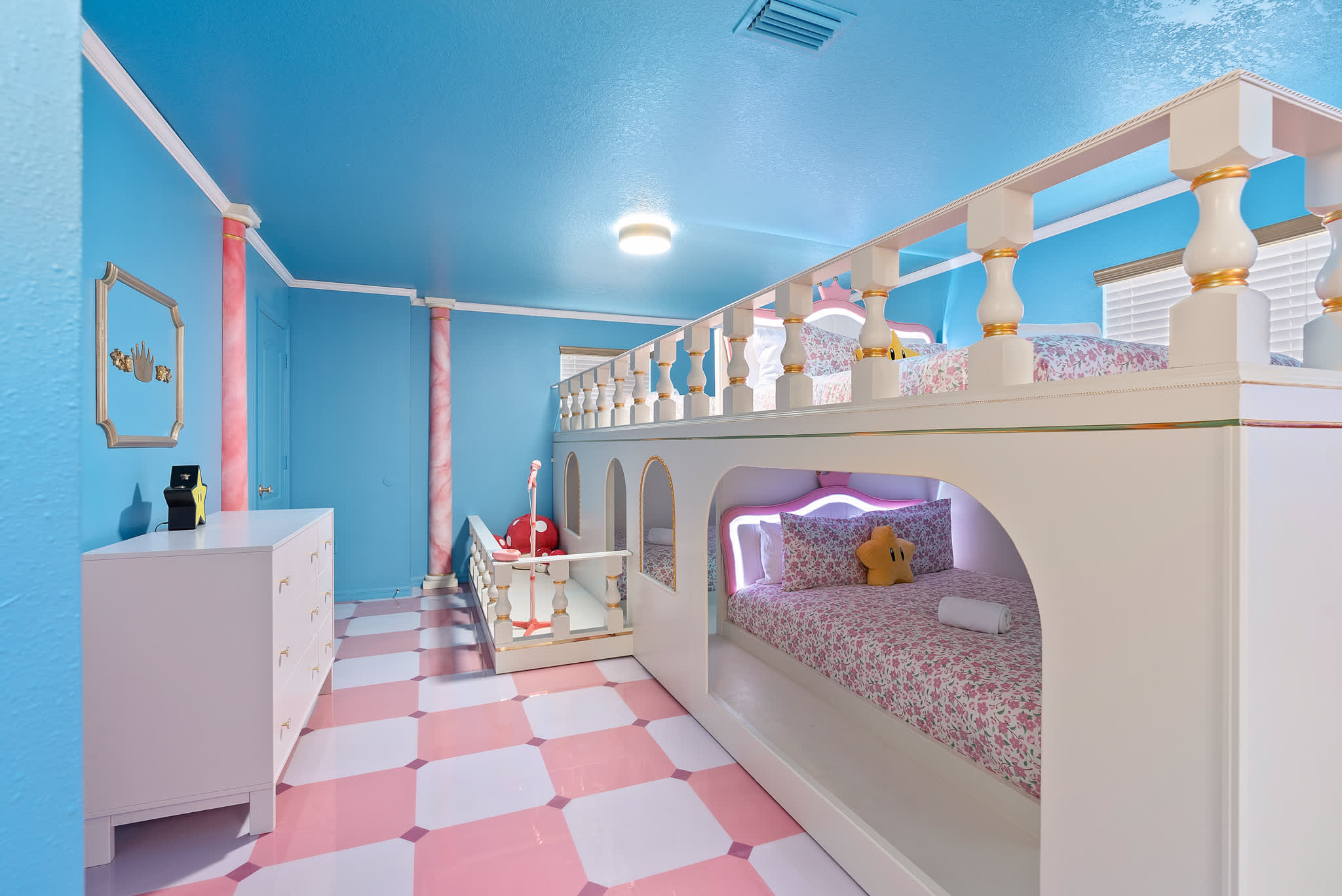 Large retreat w/ pvt pool & cinema