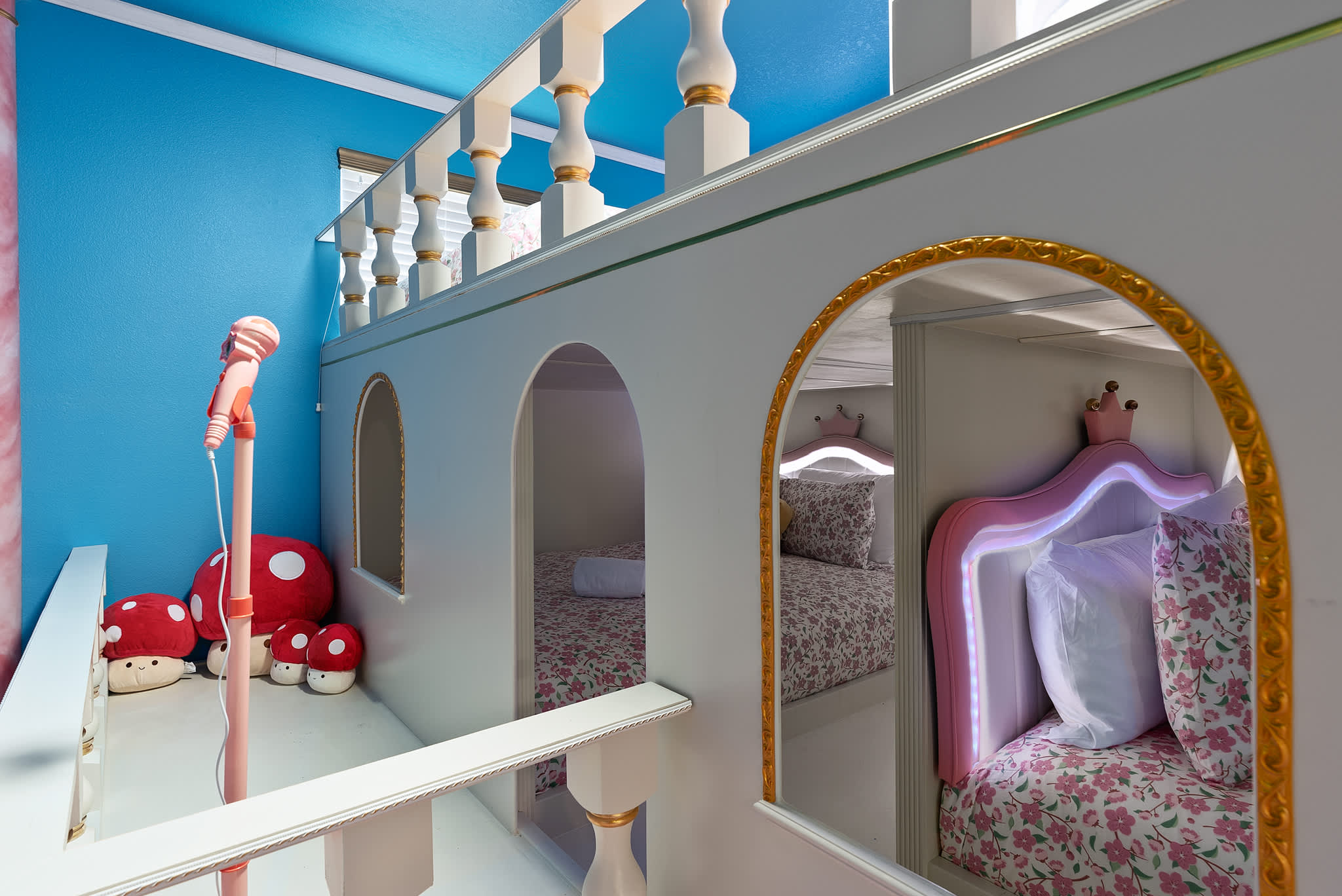 Large retreat w/ pvt pool & cinema