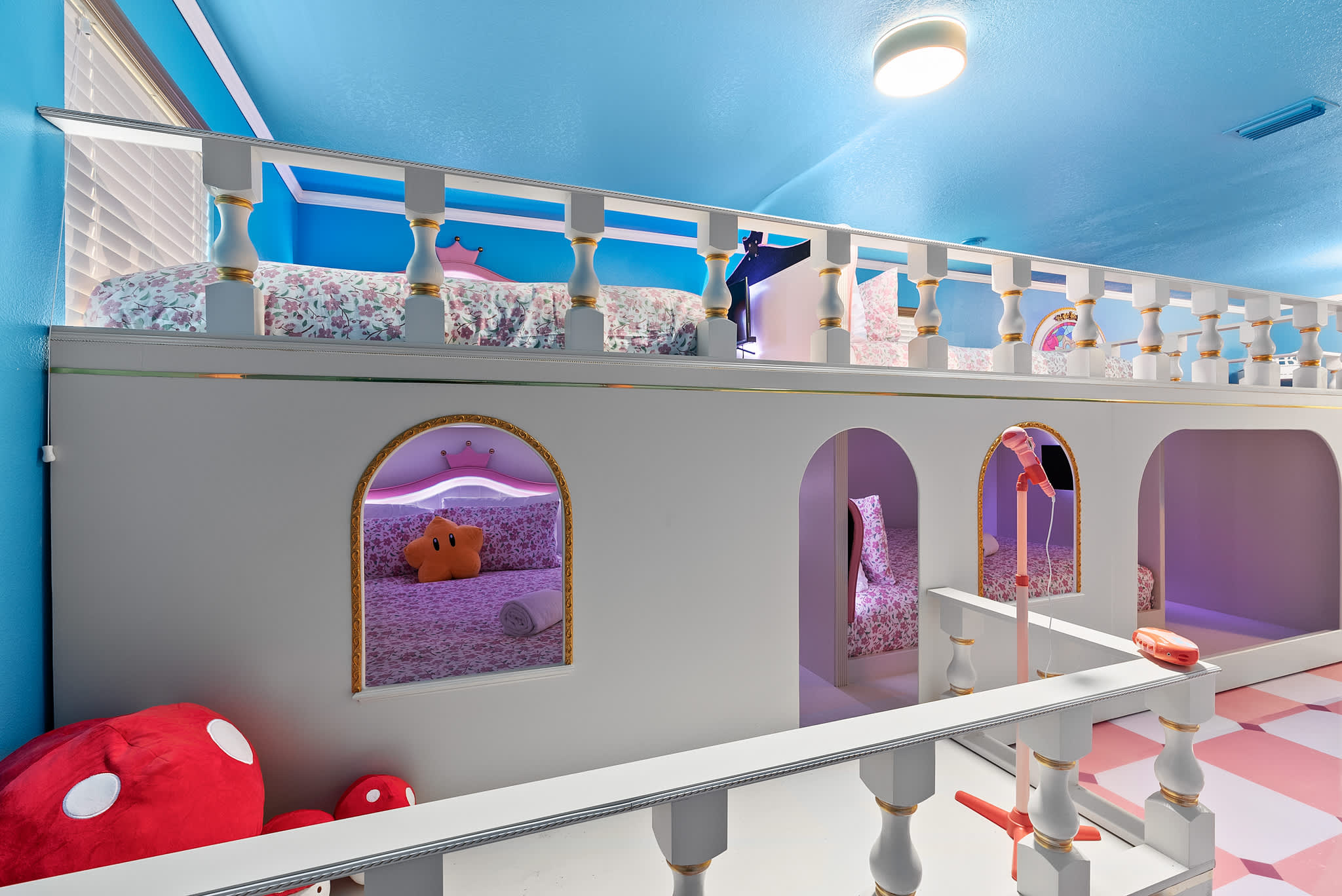 Large retreat w/ pvt pool & cinema