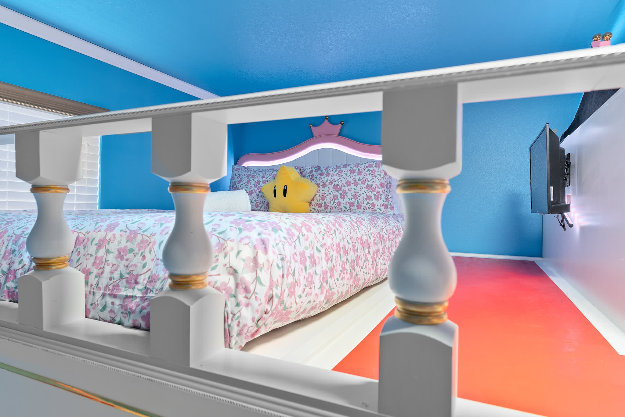 Large retreat w/ pvt pool & cinema