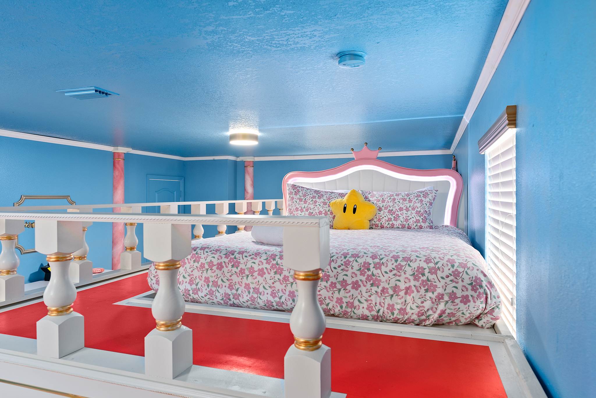 Large retreat w/ pvt pool & cinema