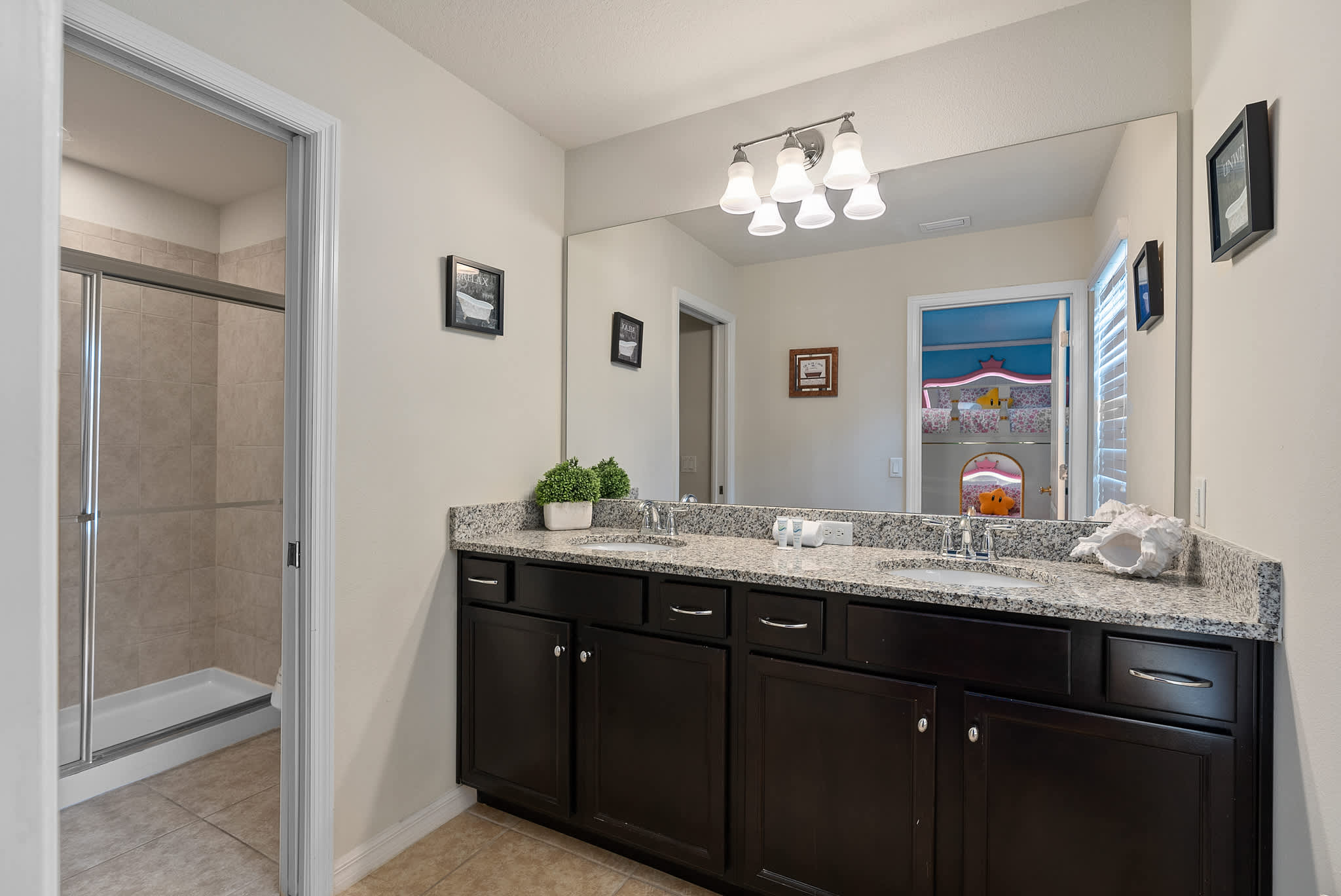 Large retreat w/ pvt pool & cinema