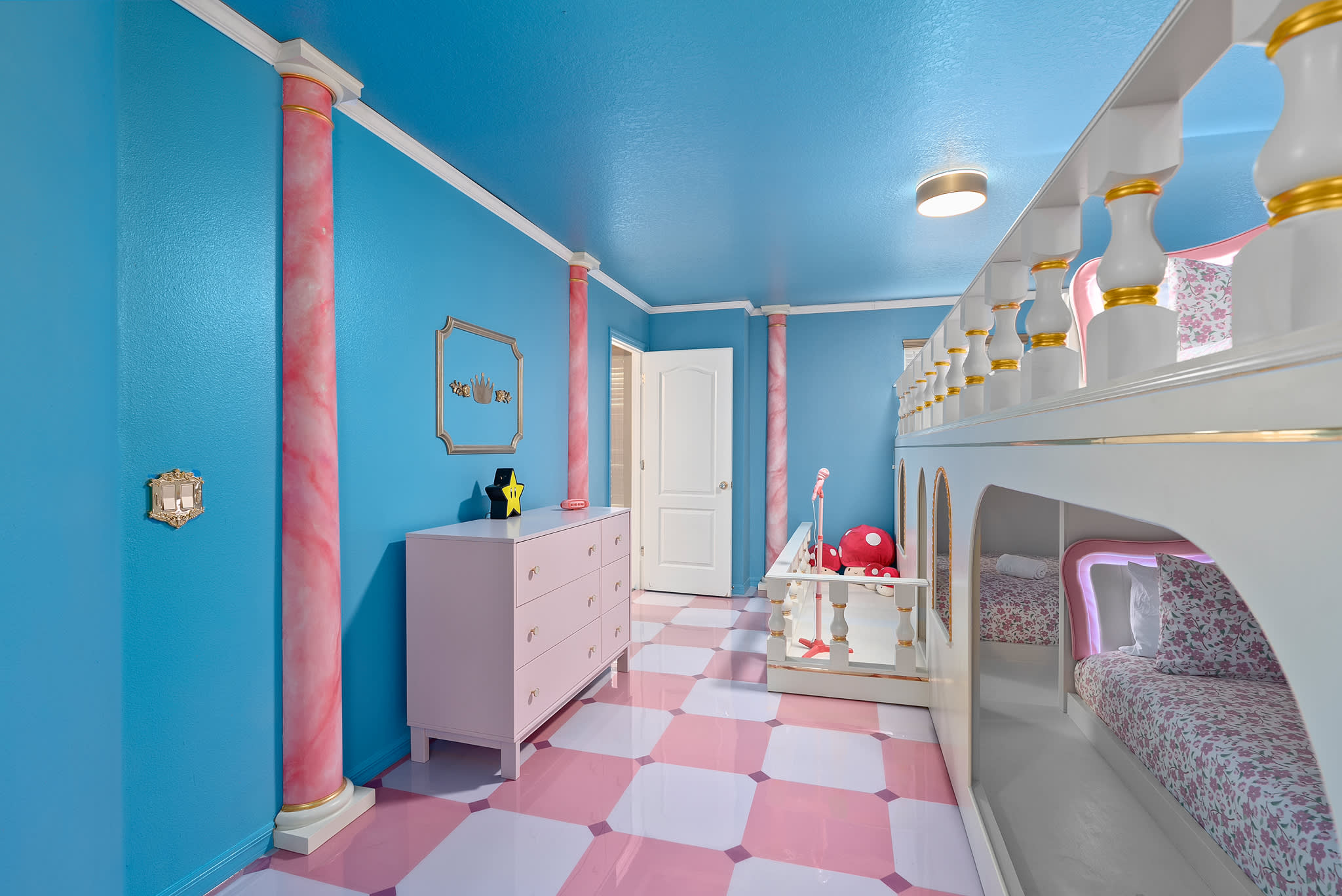 Large retreat w/ pvt pool & cinema