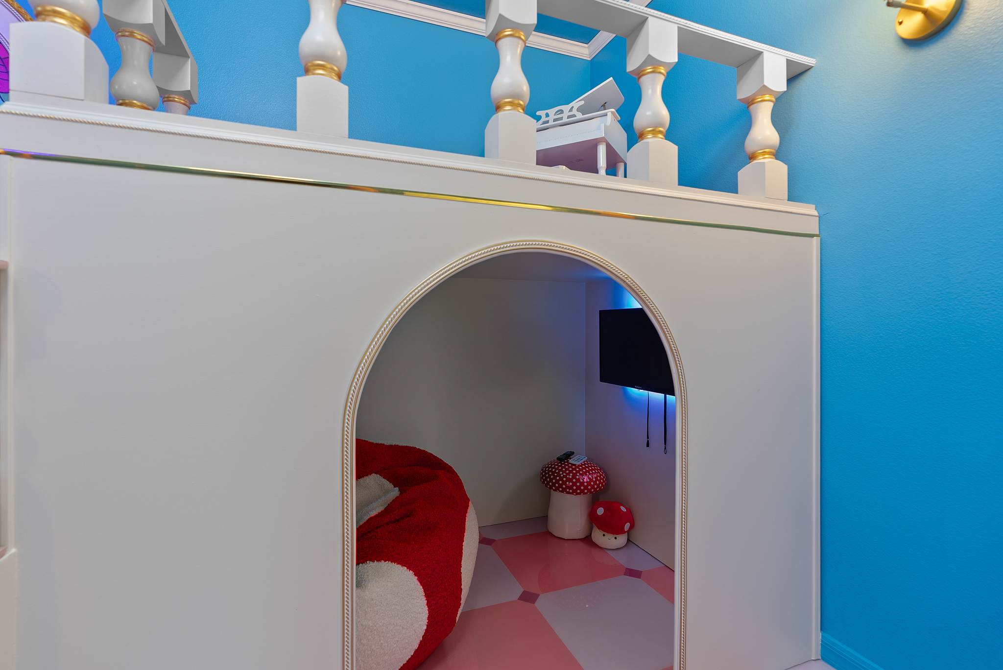 Large retreat w/ pvt pool & cinema