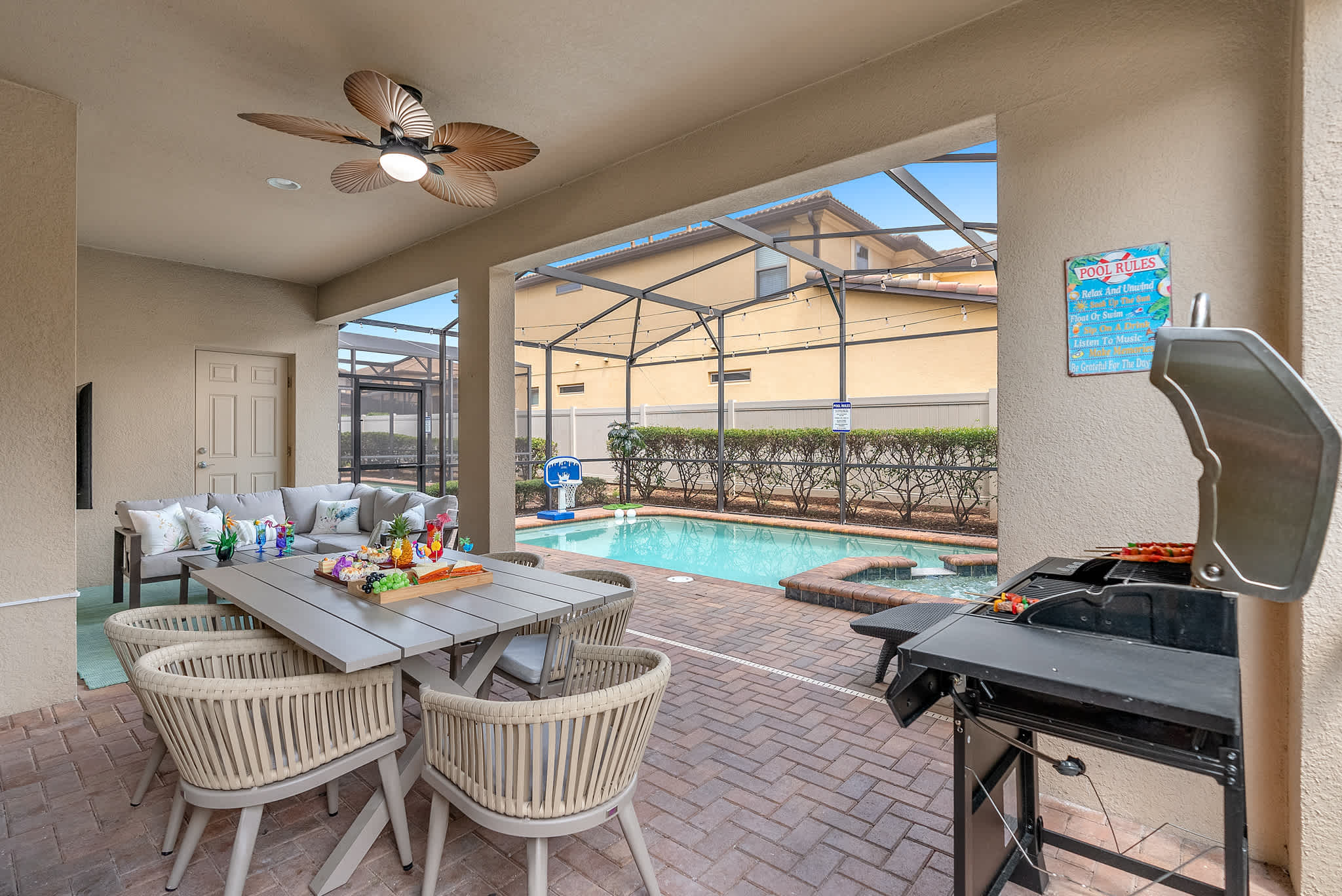 Large retreat w/ pvt pool & cinema