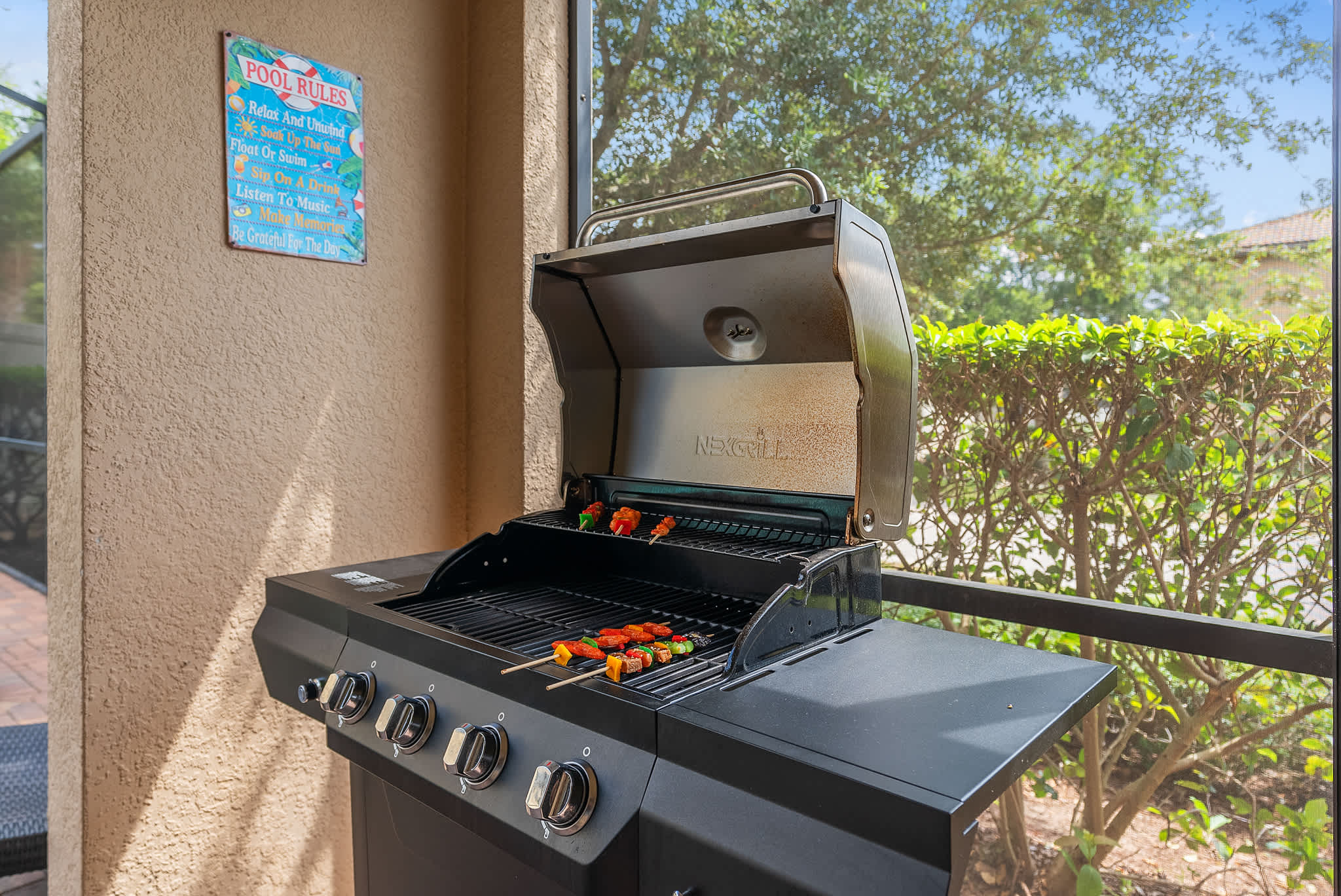 Large retreat w/ pvt pool & cinema