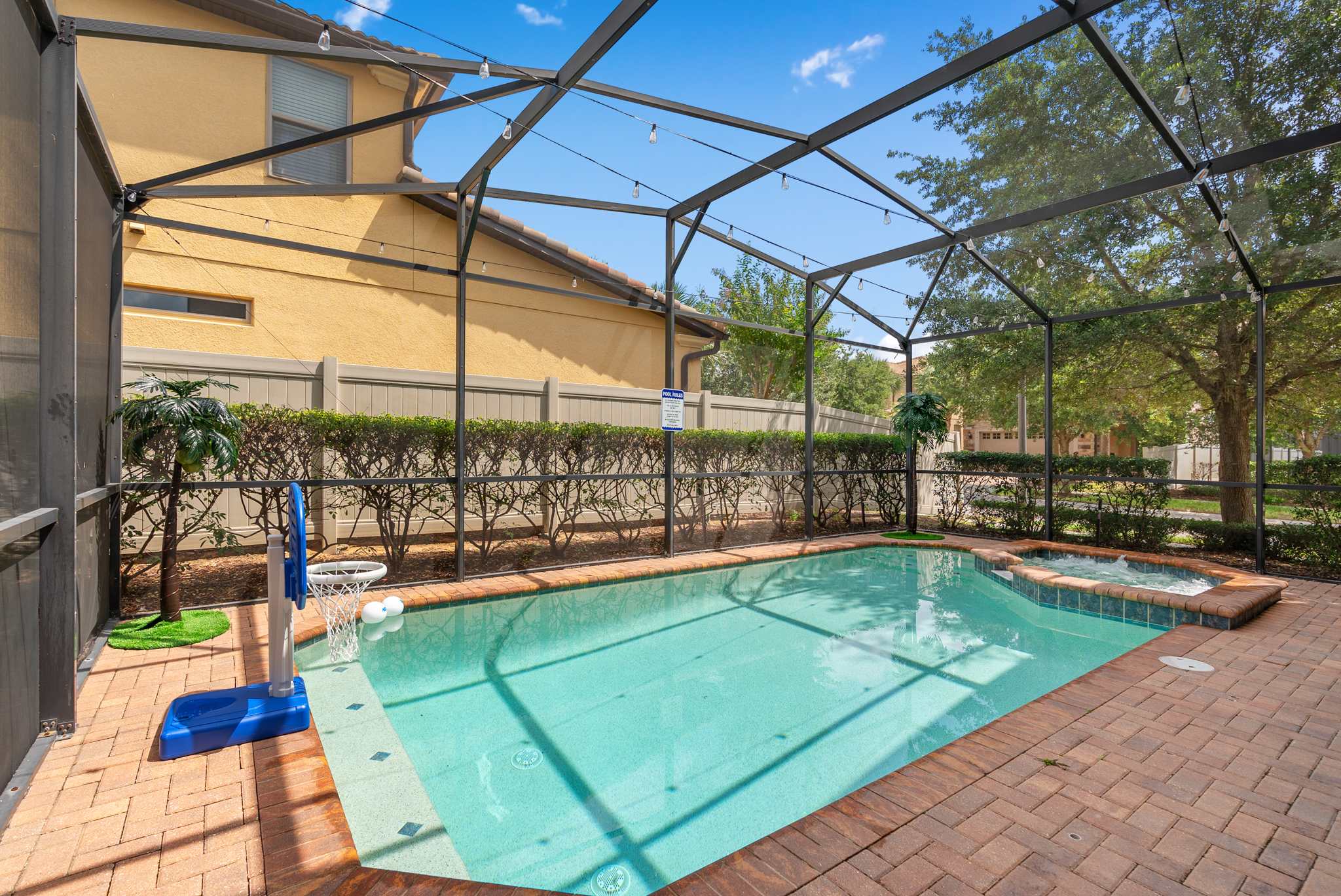 Large retreat w/ pvt pool & cinema