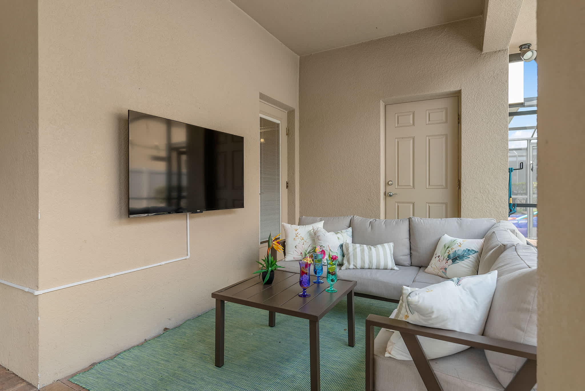 Large retreat w/ pvt pool & cinema