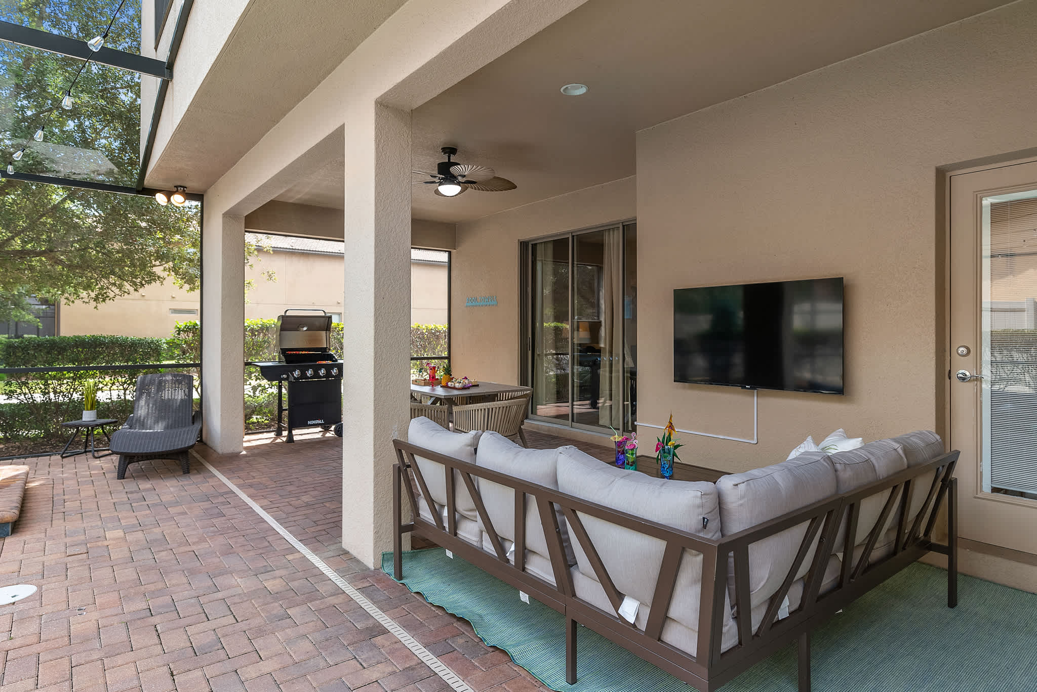 Large retreat w/ pvt pool & cinema