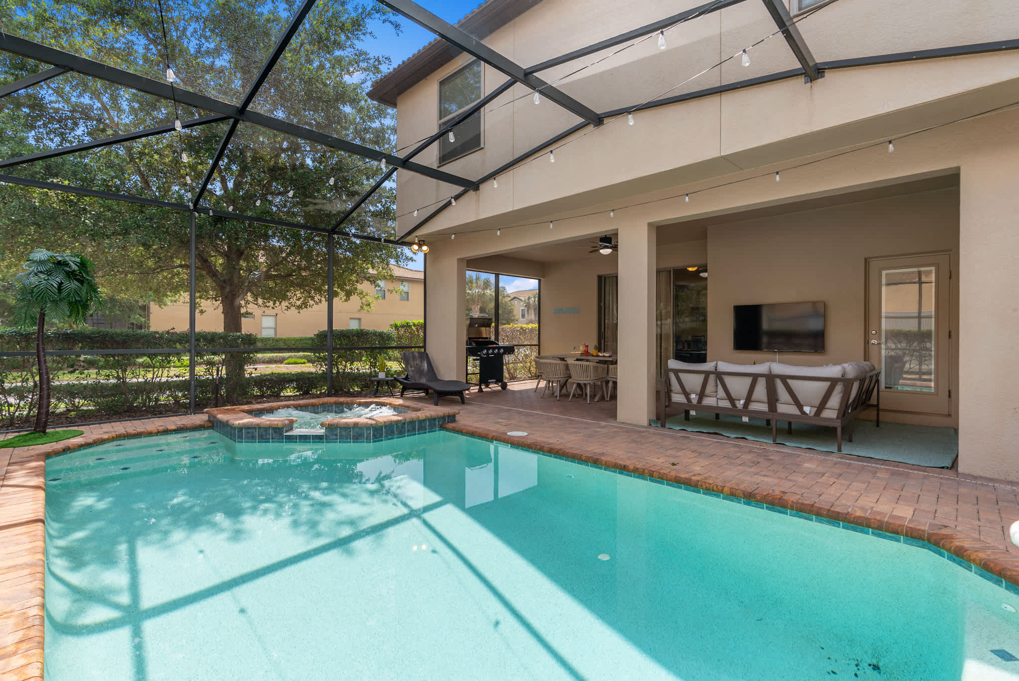 Large retreat w/ pvt pool & cinema