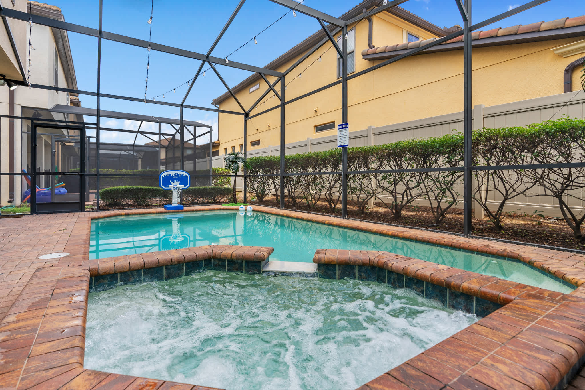 Large retreat w/ pvt pool & cinema