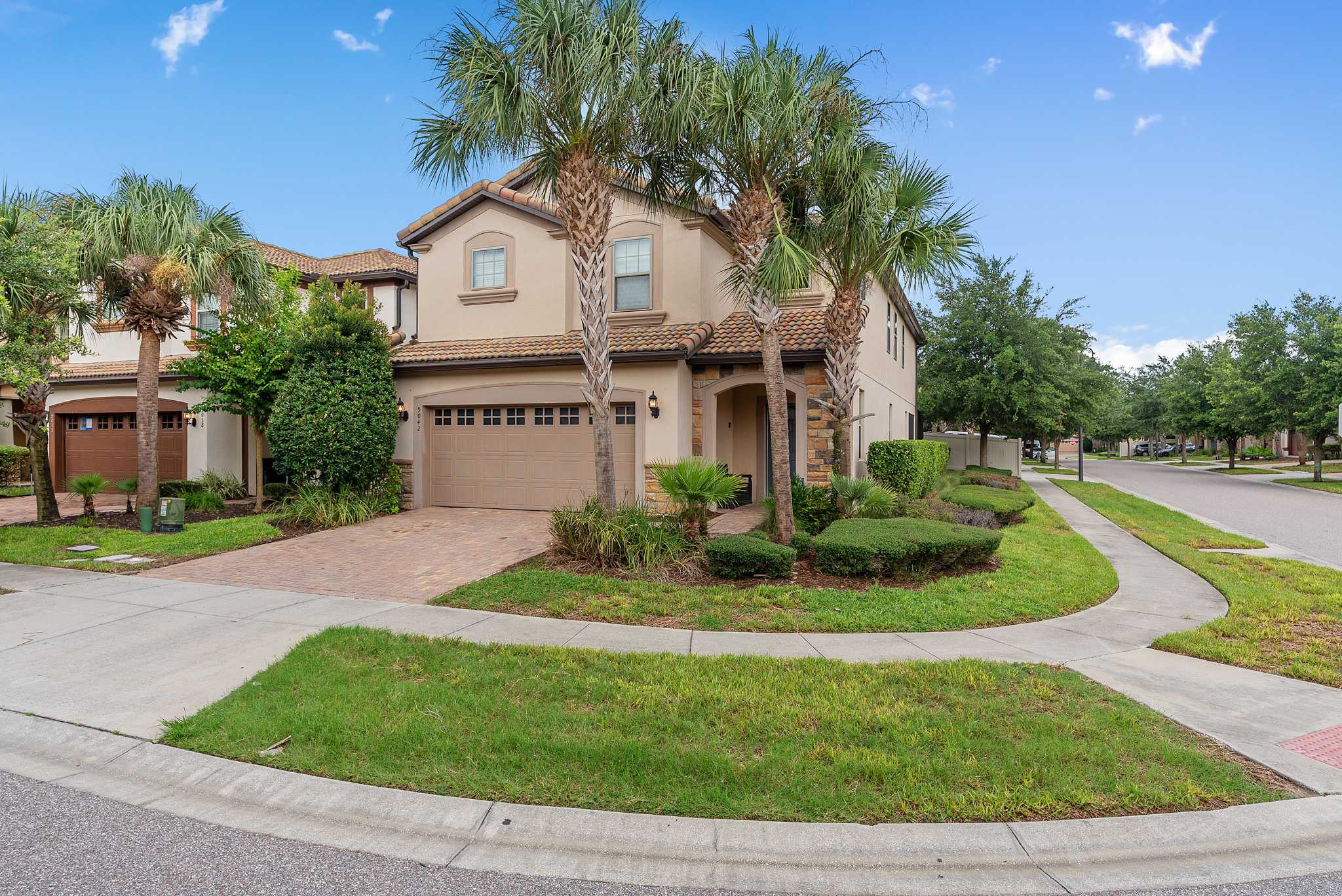 Large retreat w/ pvt pool & cinema