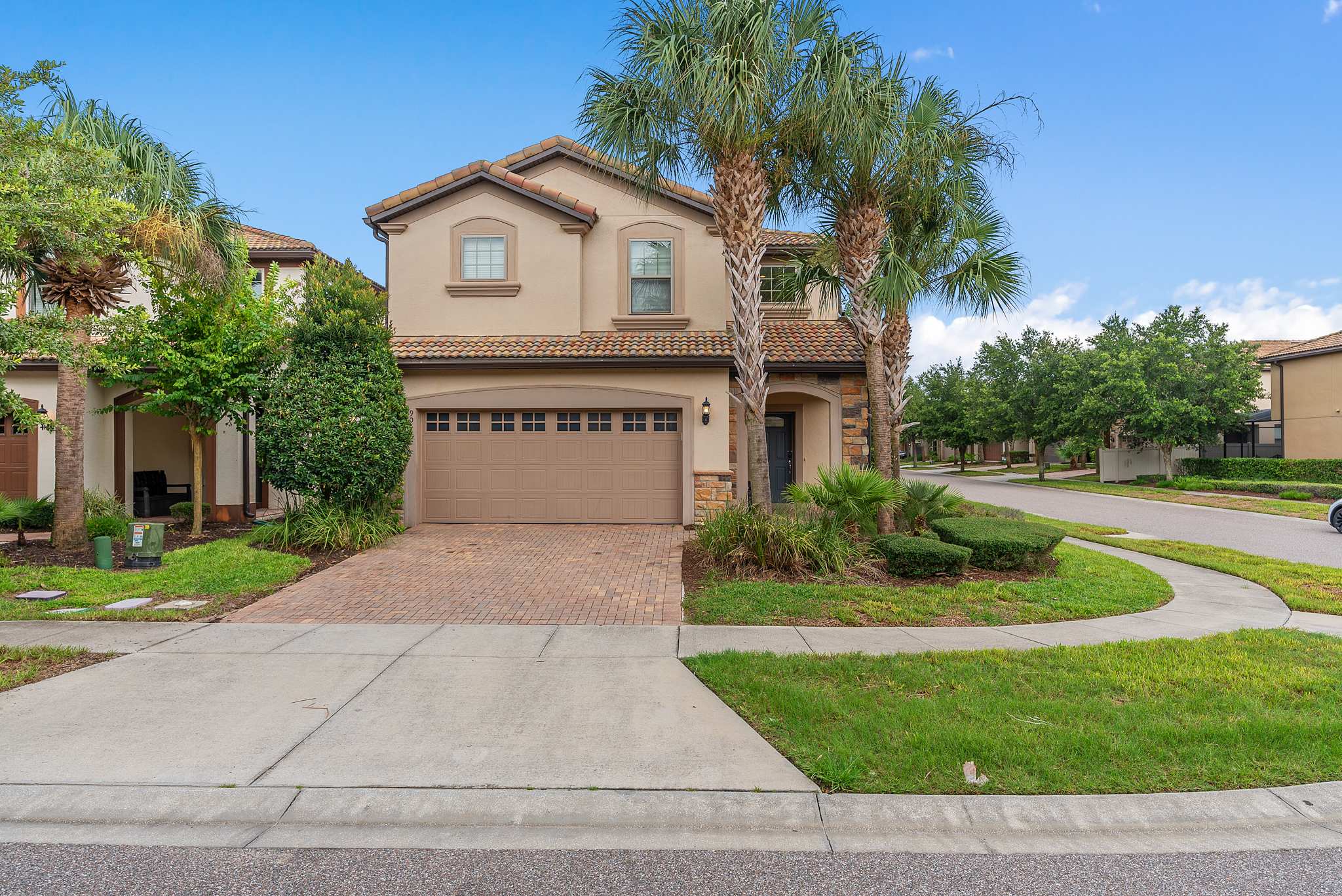 Large retreat w/ pvt pool & cinema