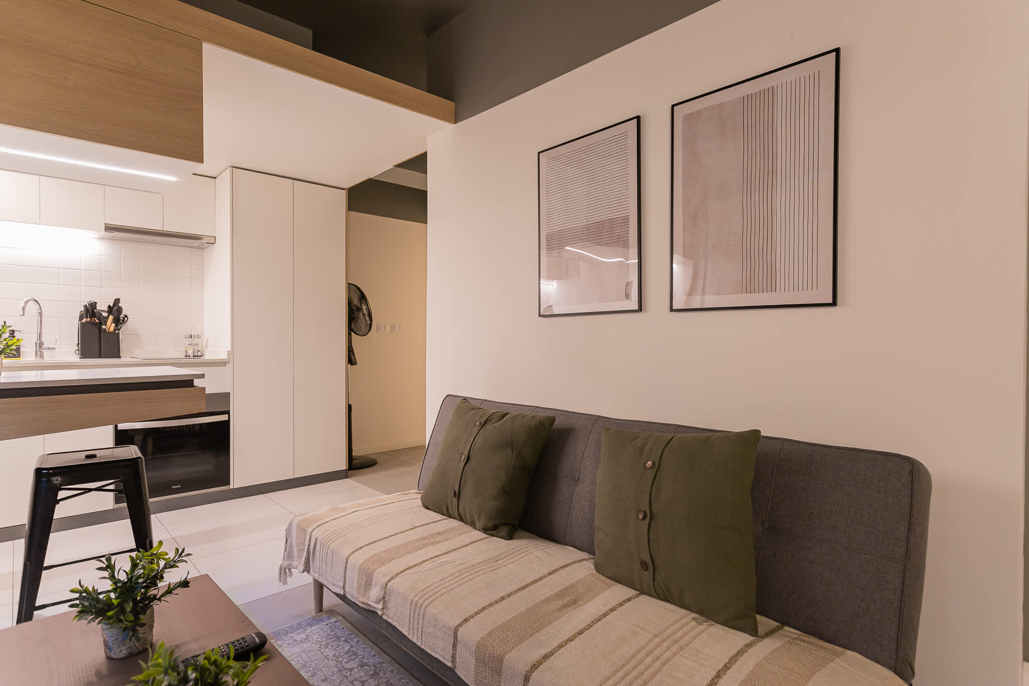 Relájate después de un día ajetreado en una sala de estar acogedora y cómoda