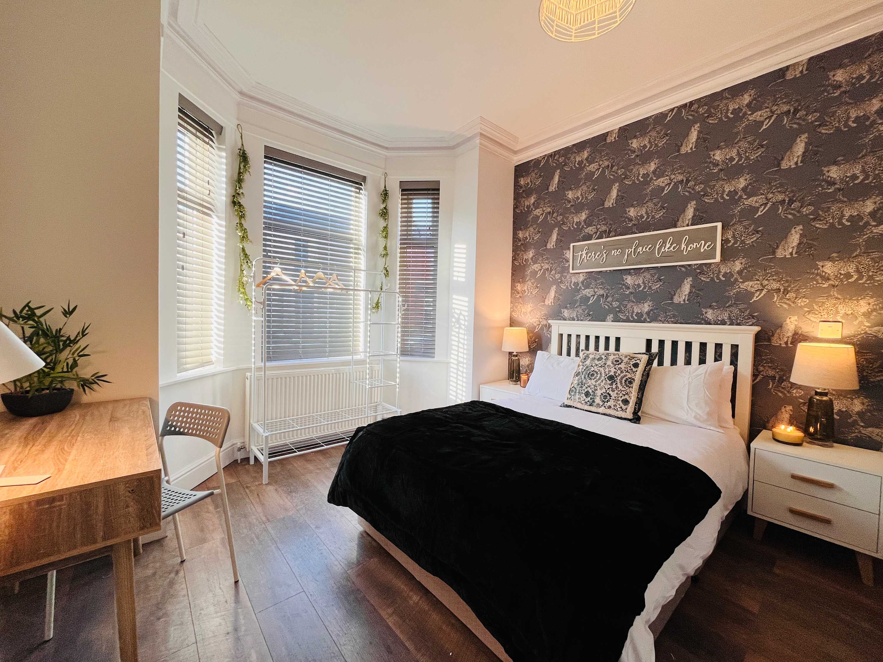 Spacious Victorian 5 Double Ensuites with Free Parking Close to the...