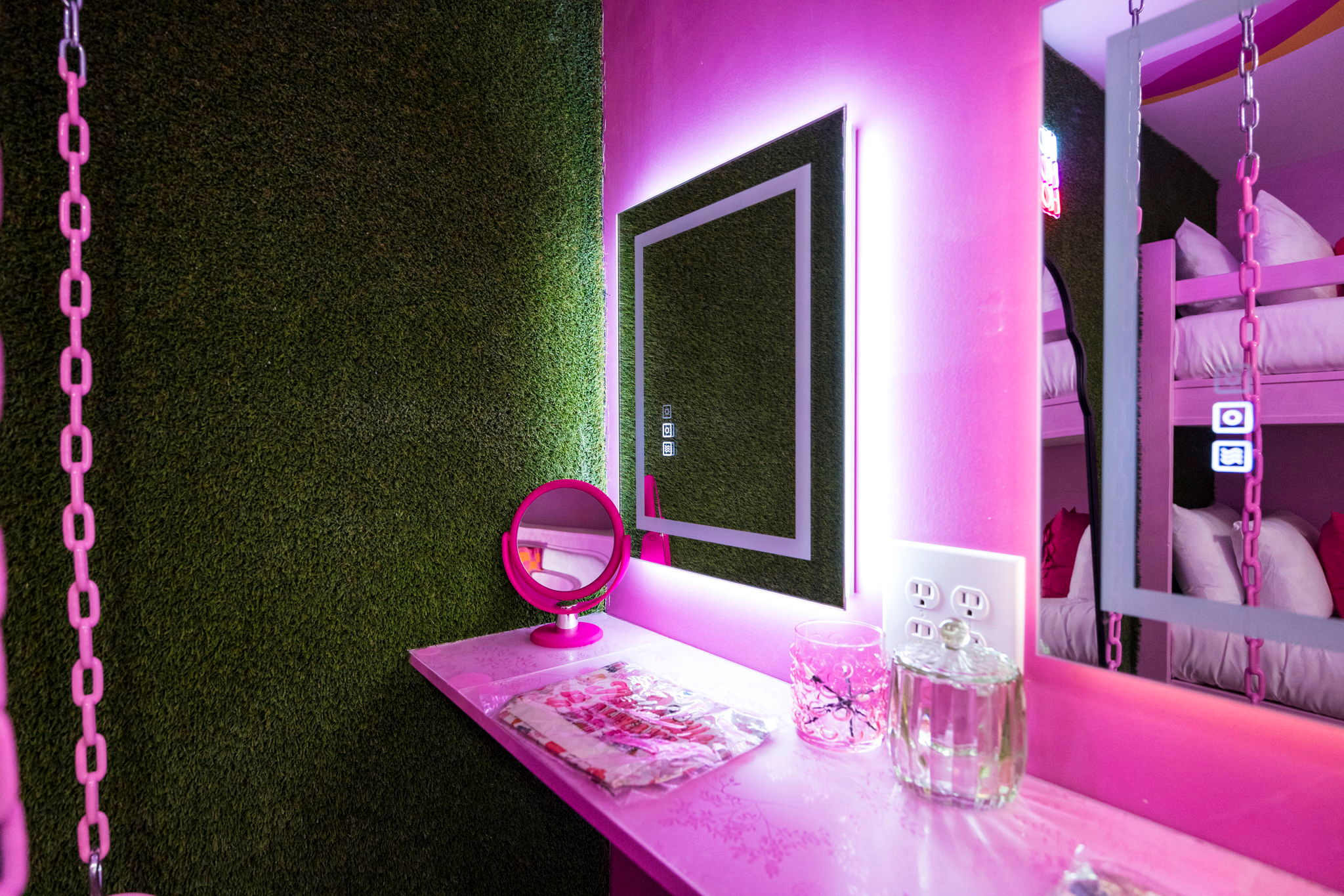 Bachelorette Suite | Pool + Glam | 4 Min Broadway