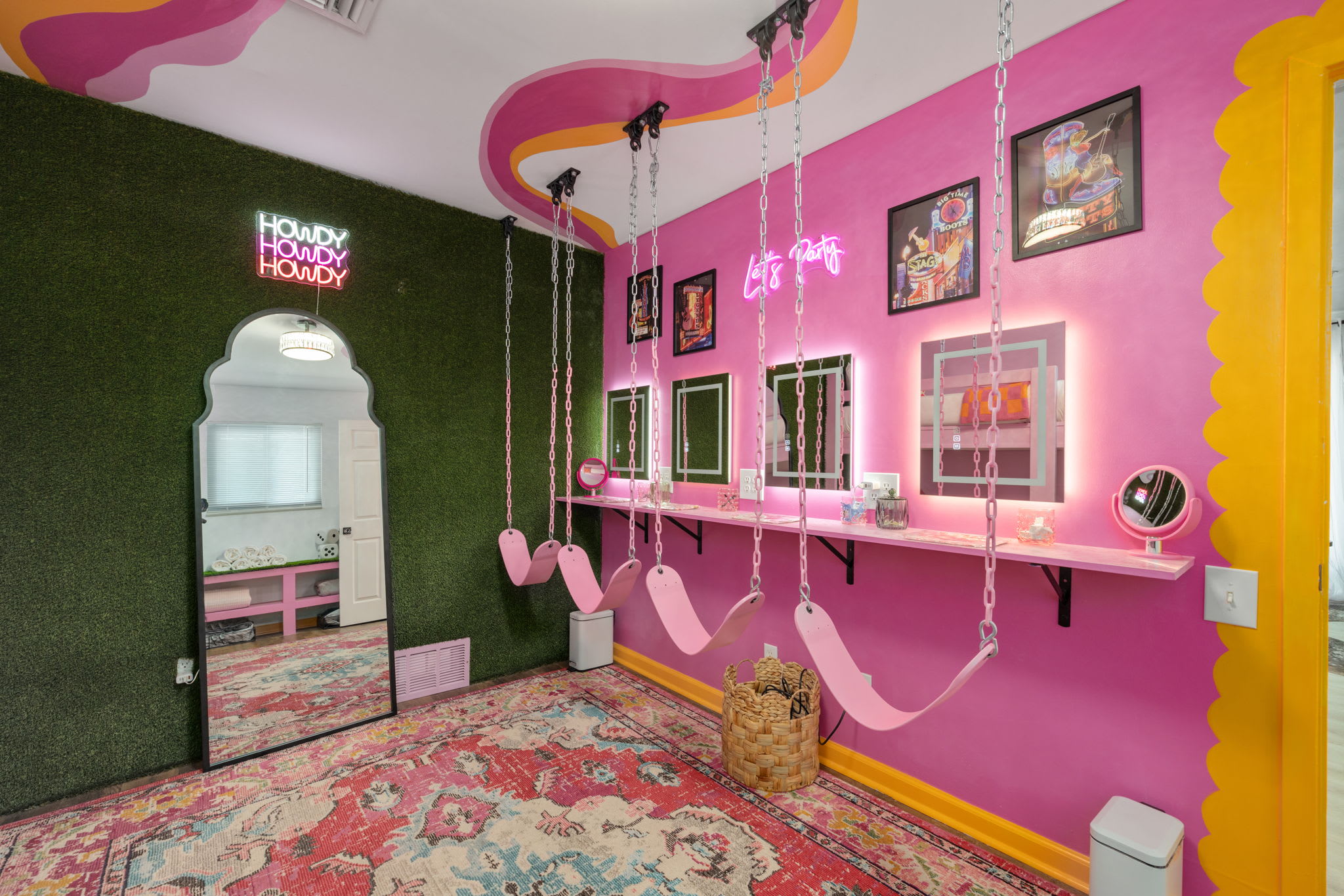 Bachelorette Suite | Pool + Glam | 4 Min Broadway
