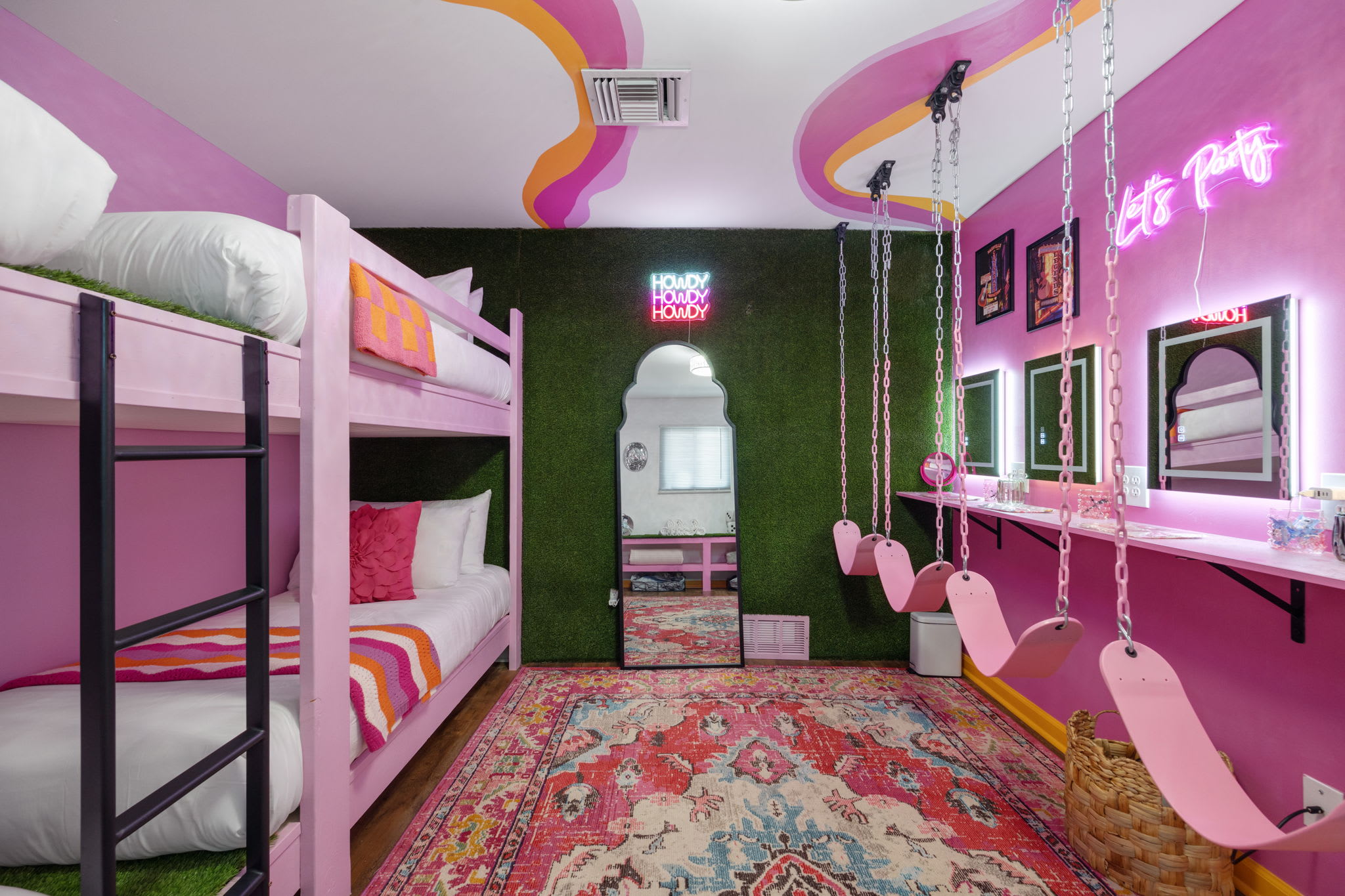 Bachelorette Suite | Pool + Glam | 4 Min Broadway
