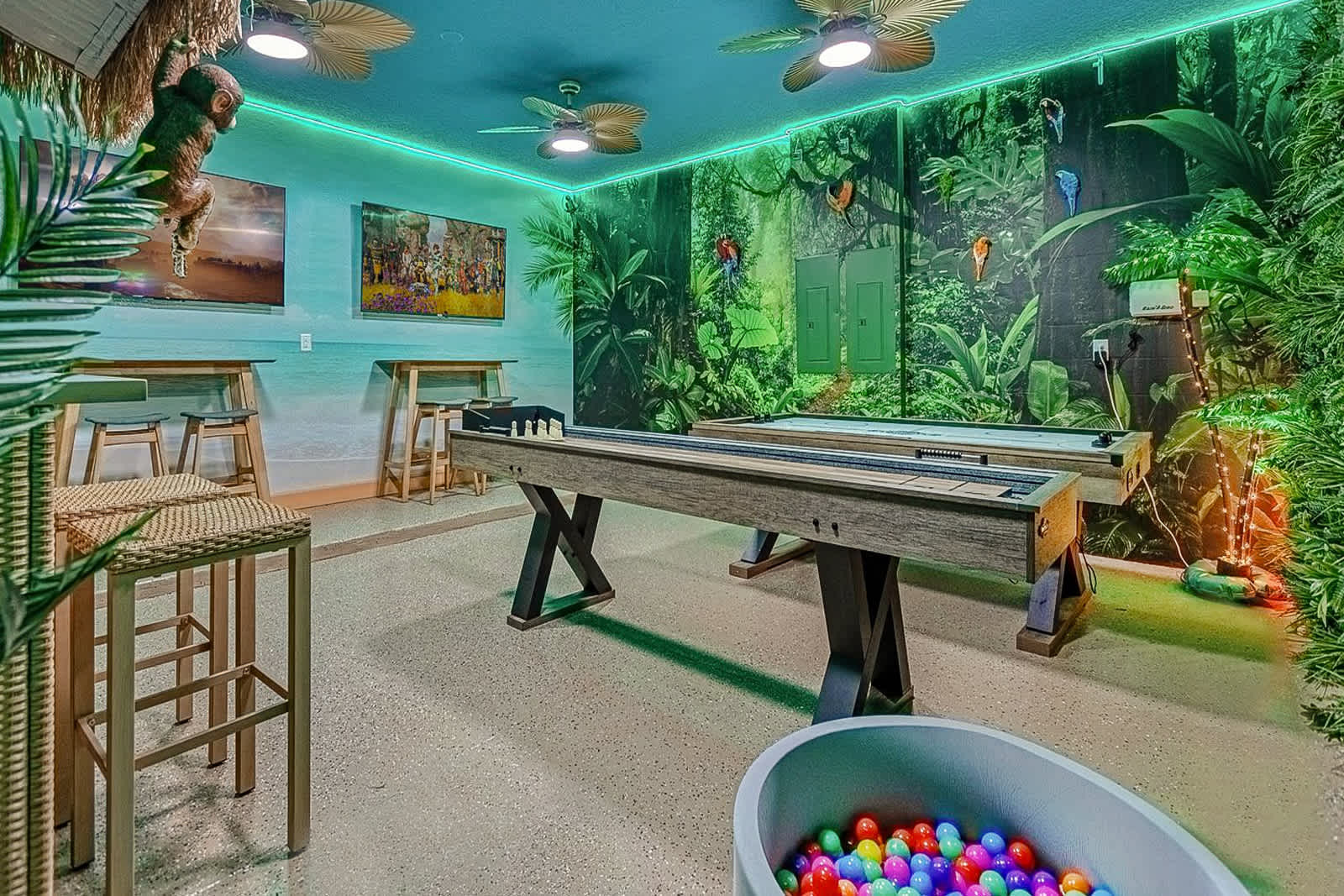 Upstay Movie Mansion w Cinema Pool Hot Tub Games