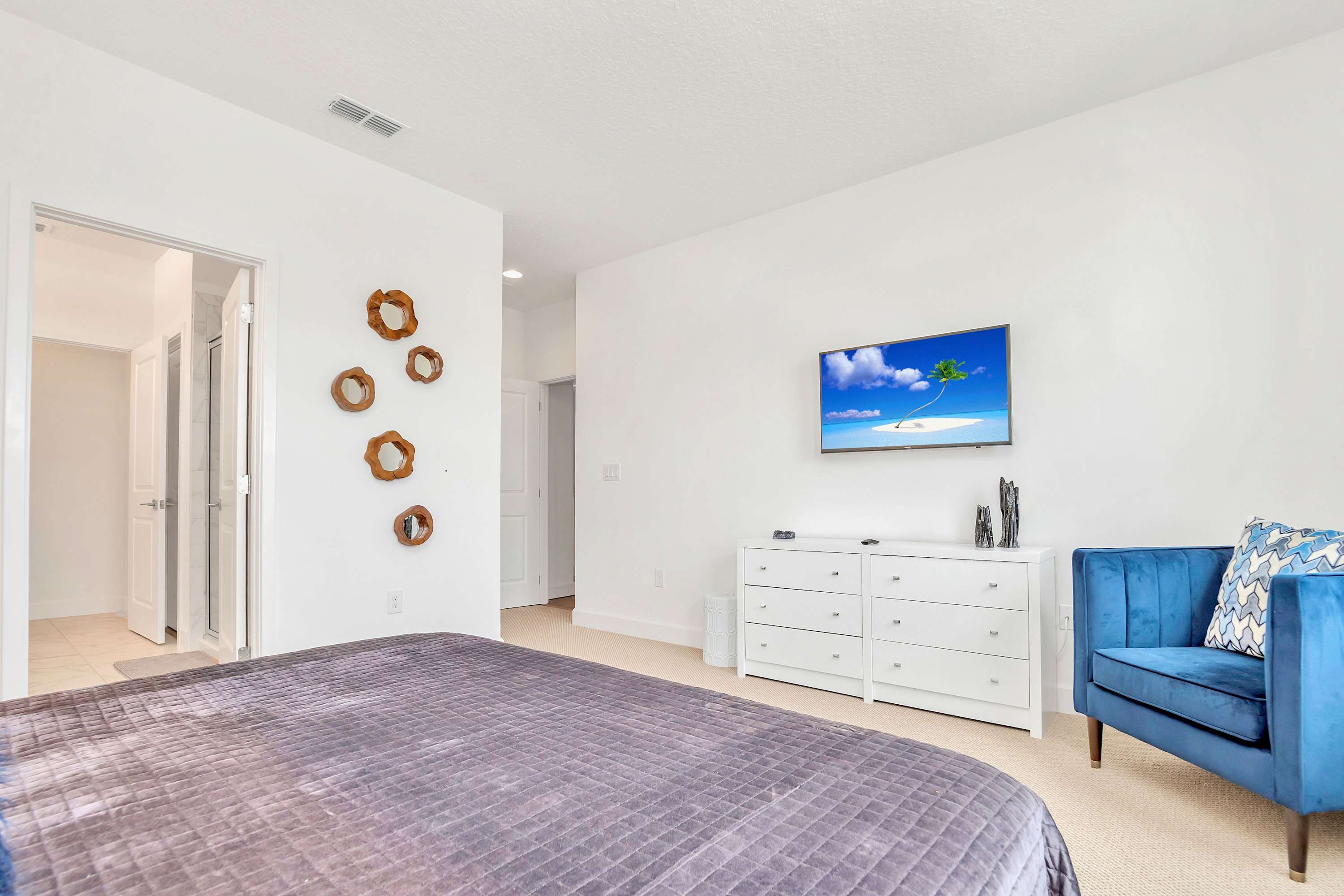 Spacious Room Featuring A Luxurious King Bed And Stylish Furnishings