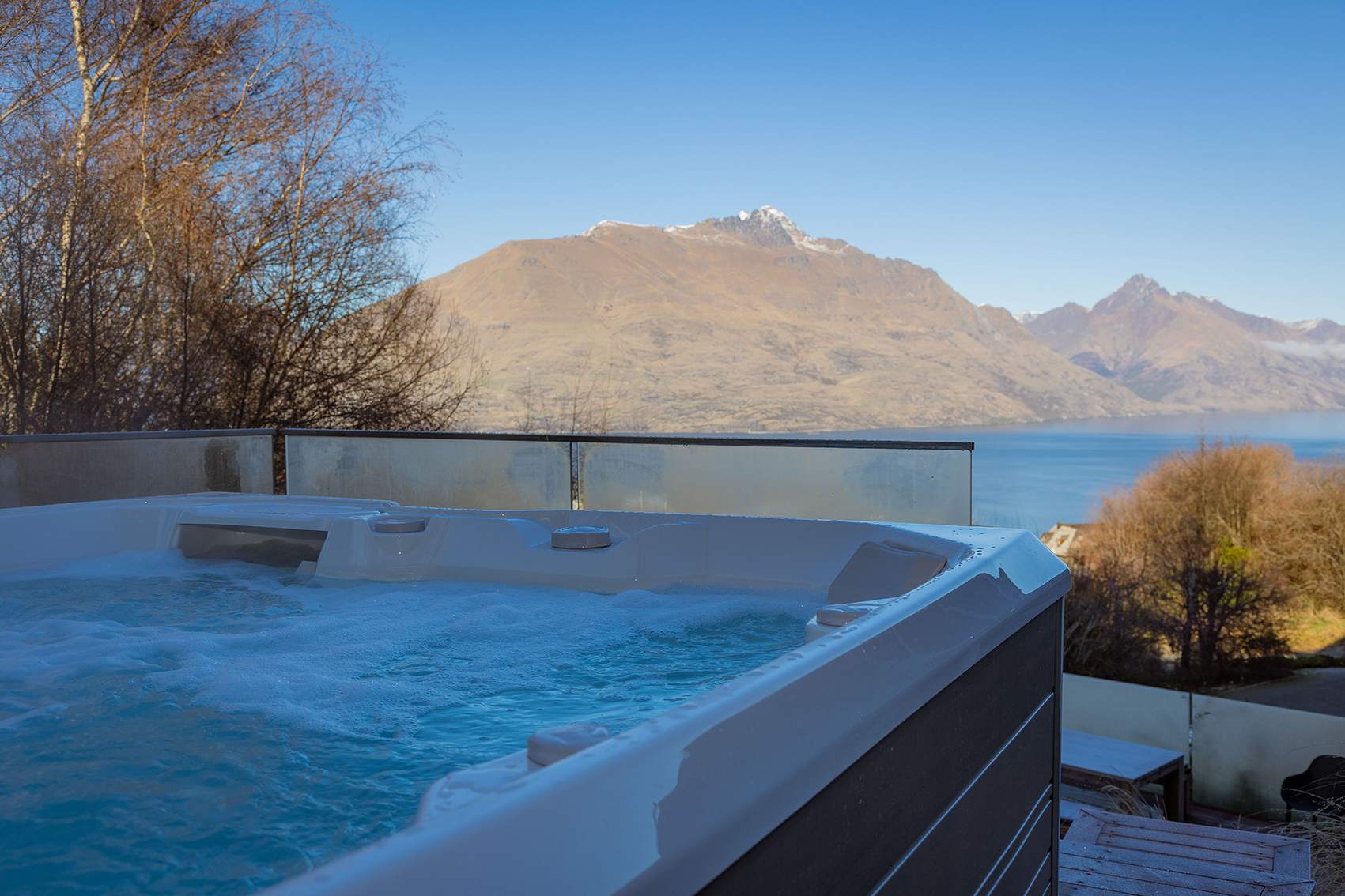 Brand new hot tub overlooking Lake wakatipu